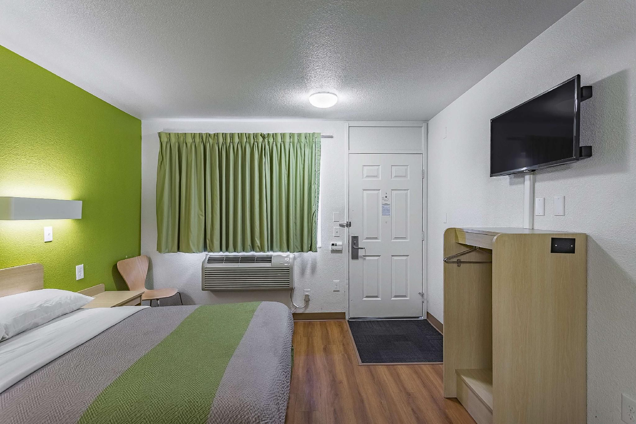 1 Full Bed | ADA/Tub/Micfridge