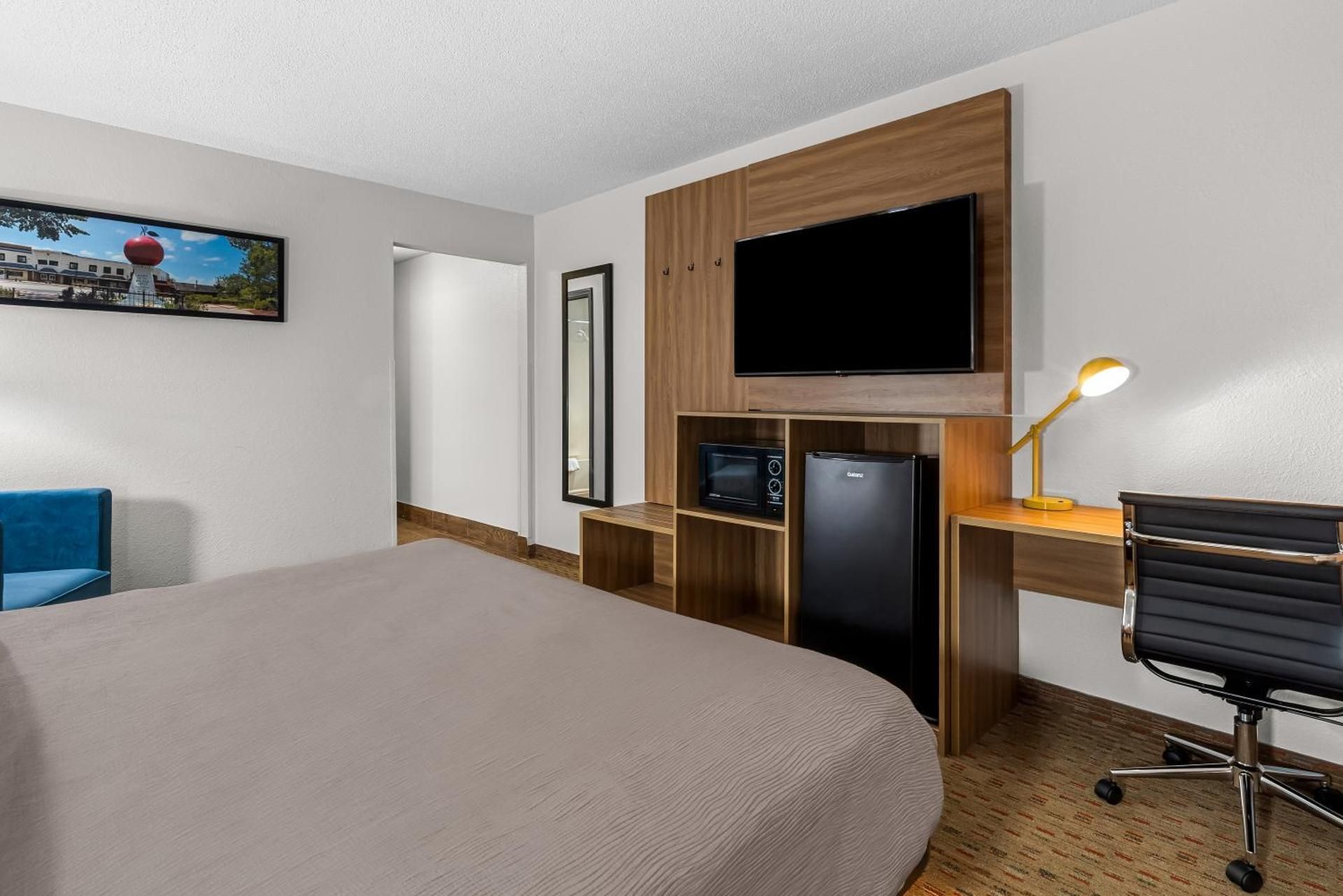 Quality Inn King Room - Disability Access/Non Smoking/Ground floor 3