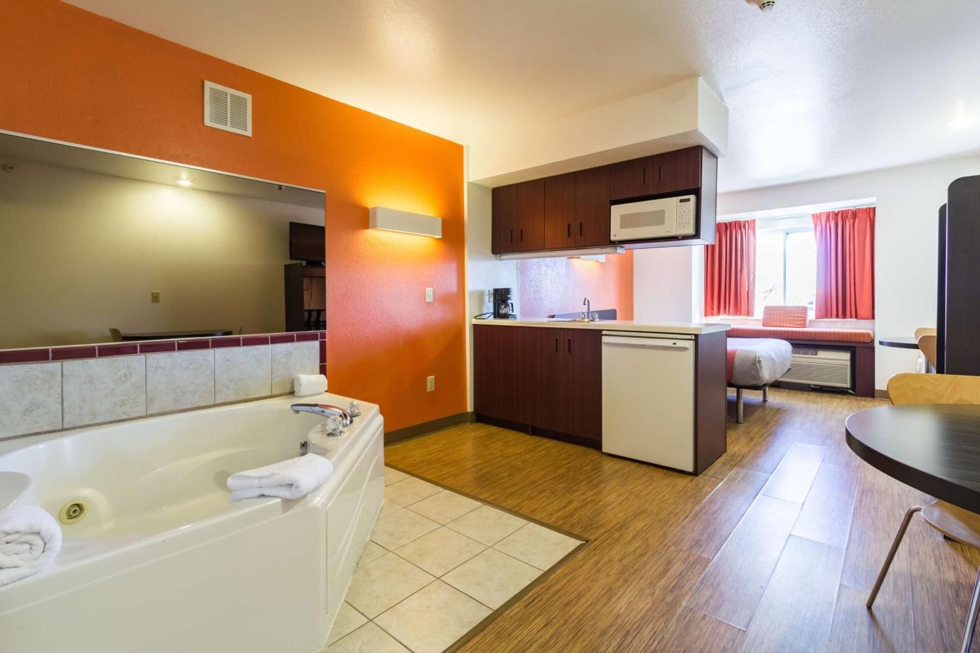 Queen Suite with Spa Bath - Non-Smoking