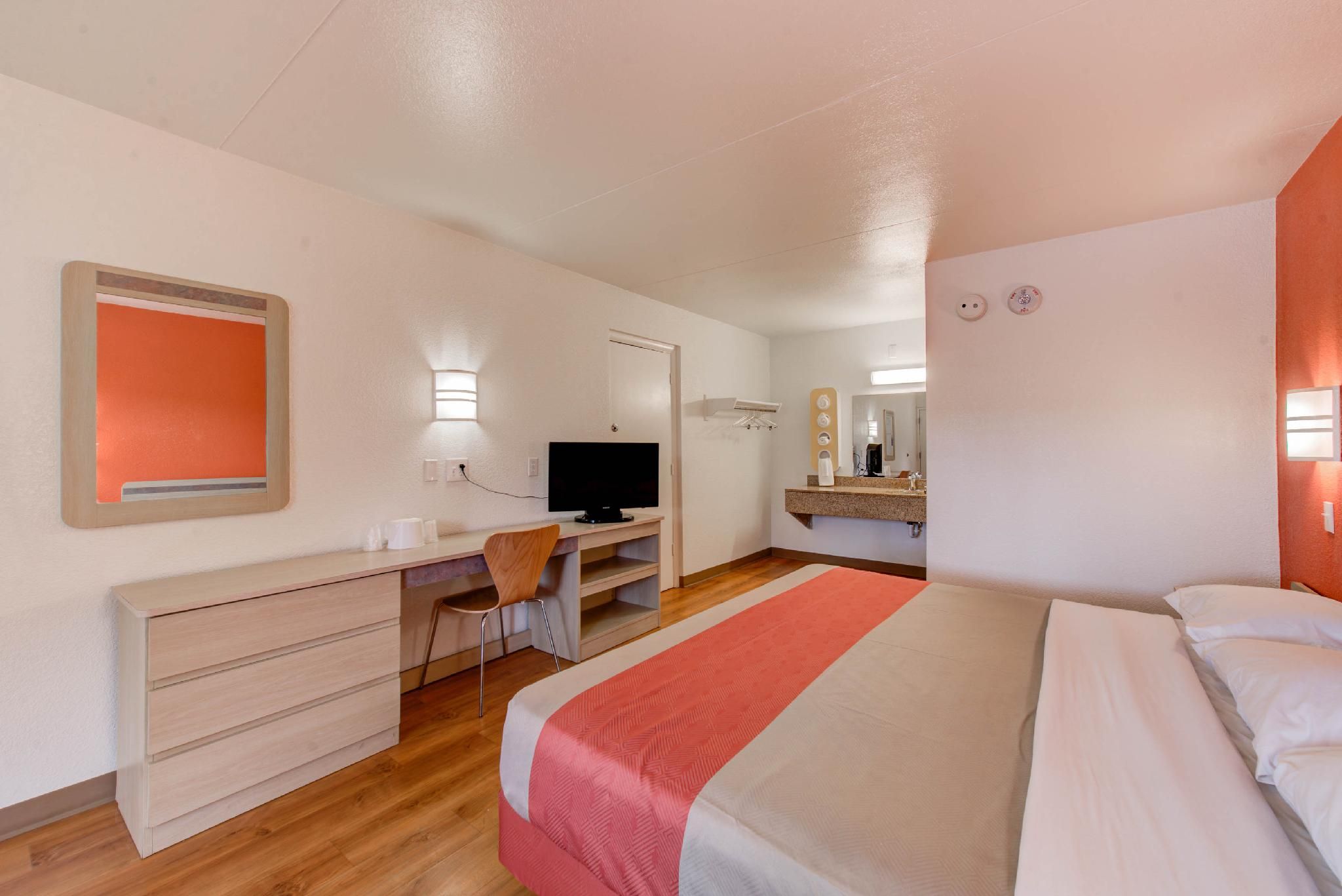1 King Bed |