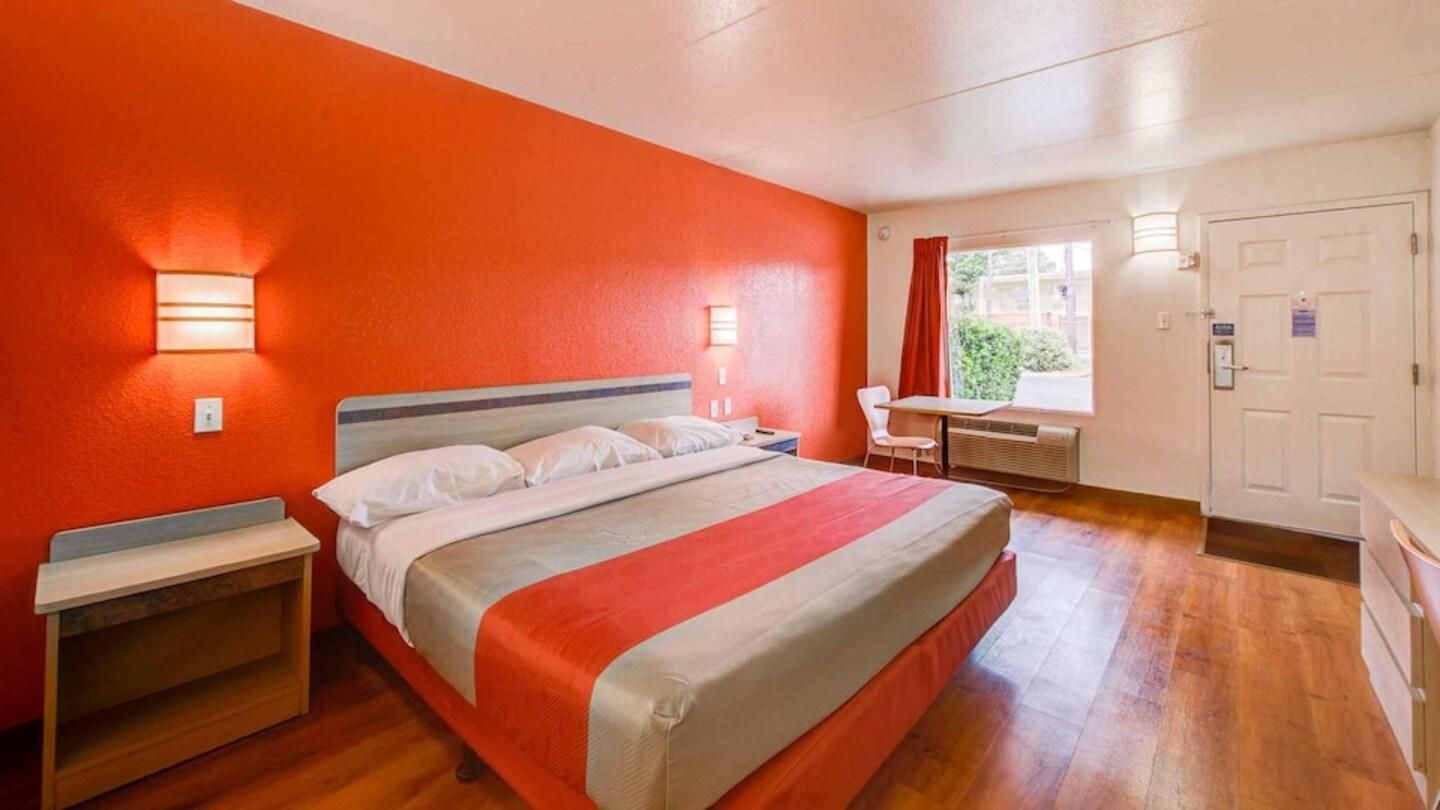 2 Full Beds | ADA/Tub