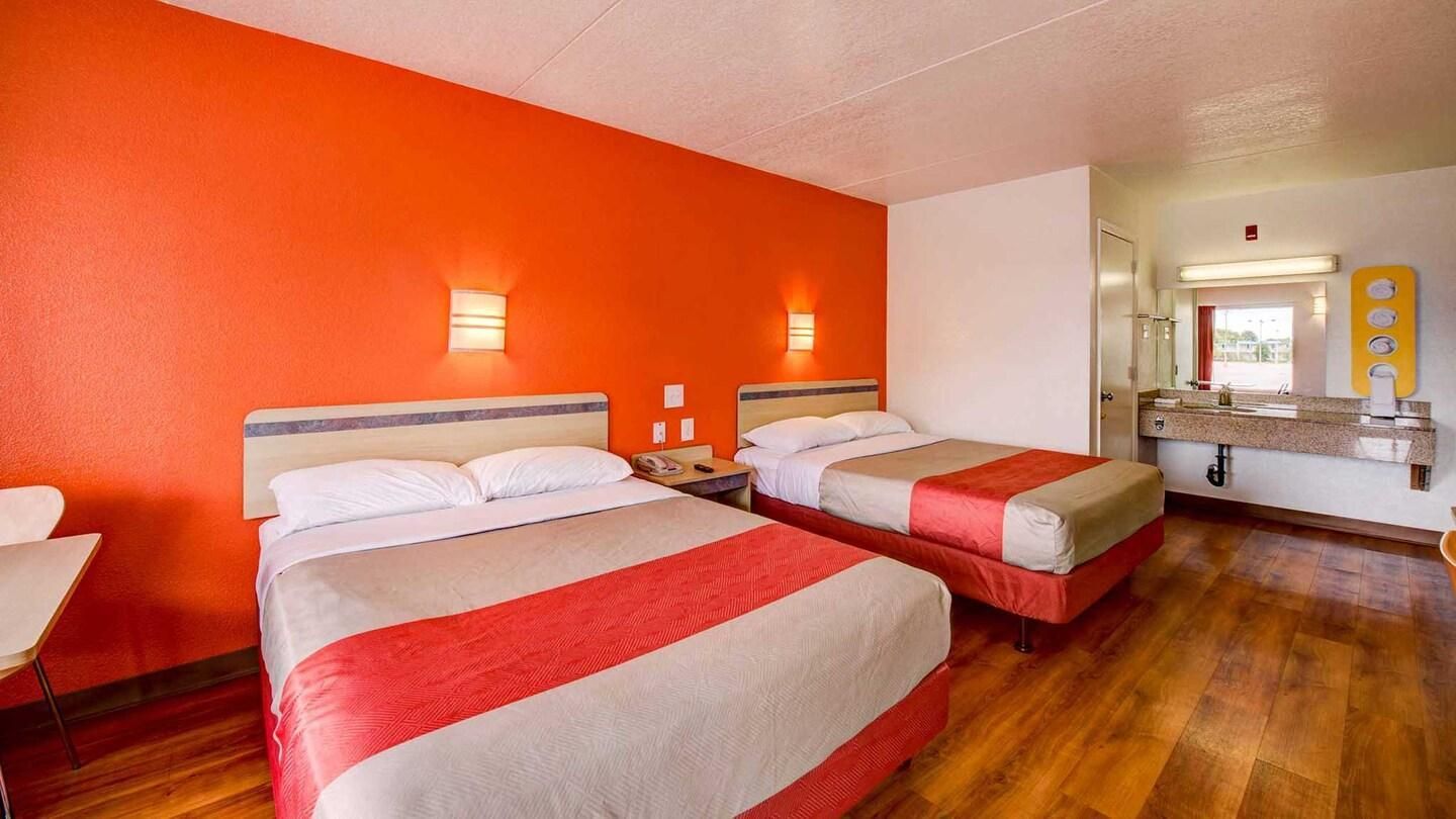 2 Full Beds | ADA/Tub/Micfridge