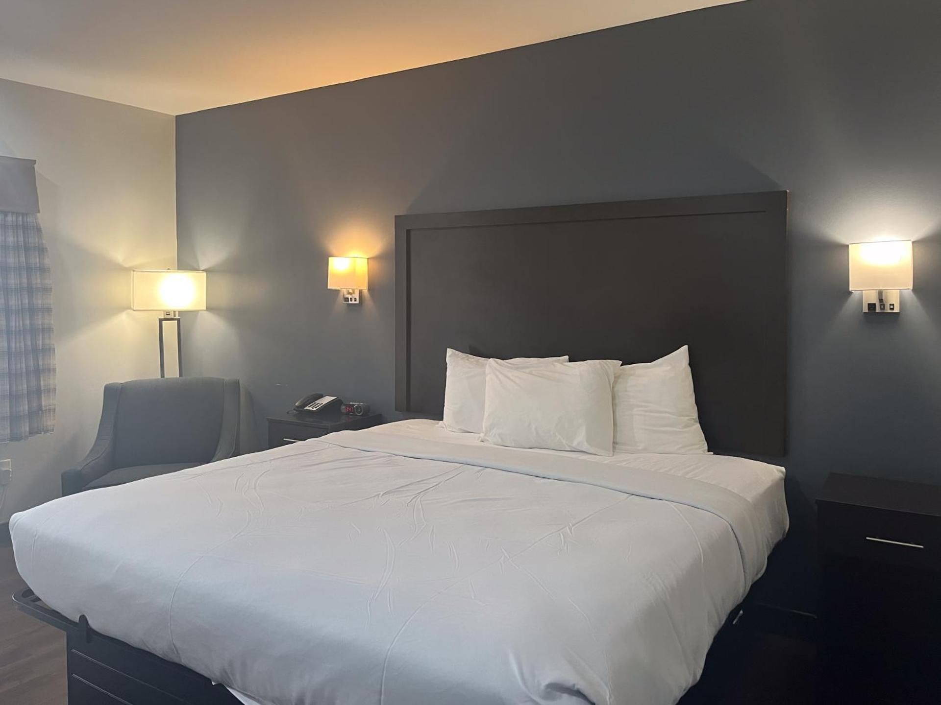 Standard King Room - Non-Smoking