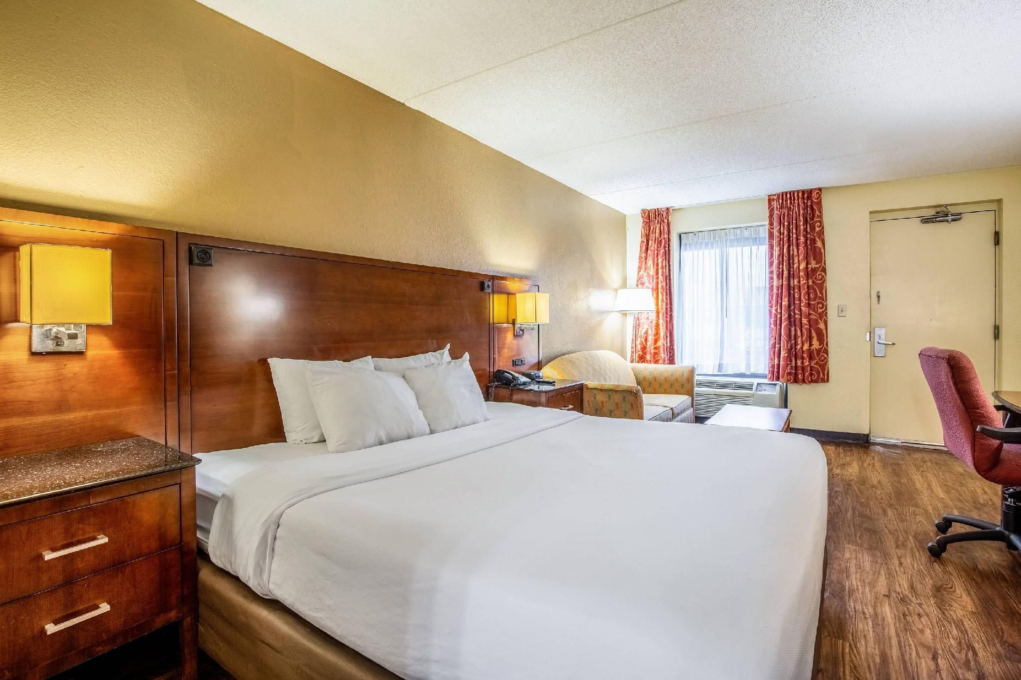 1 King Bed, Efficiency, Nonsmoking, Accessible