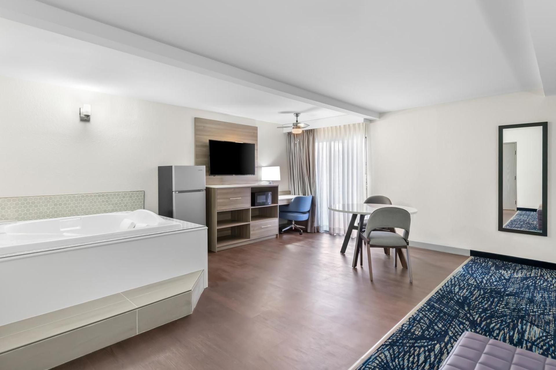 Clarion Pointe King Suite with Sofa and Hot Tub - Non-Smoking