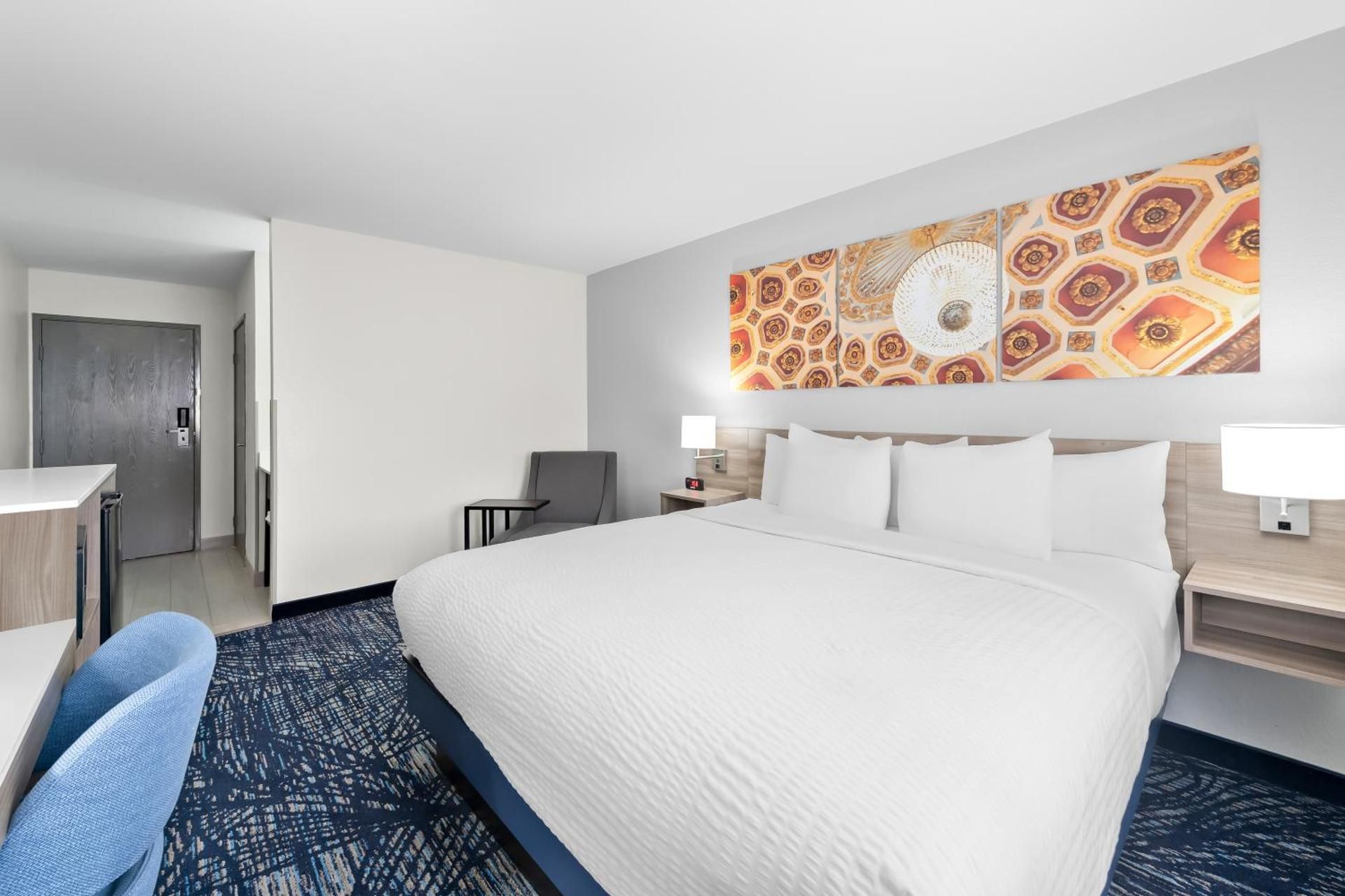 Clarion Pointe 1 King Bed, Nonsmoking 3