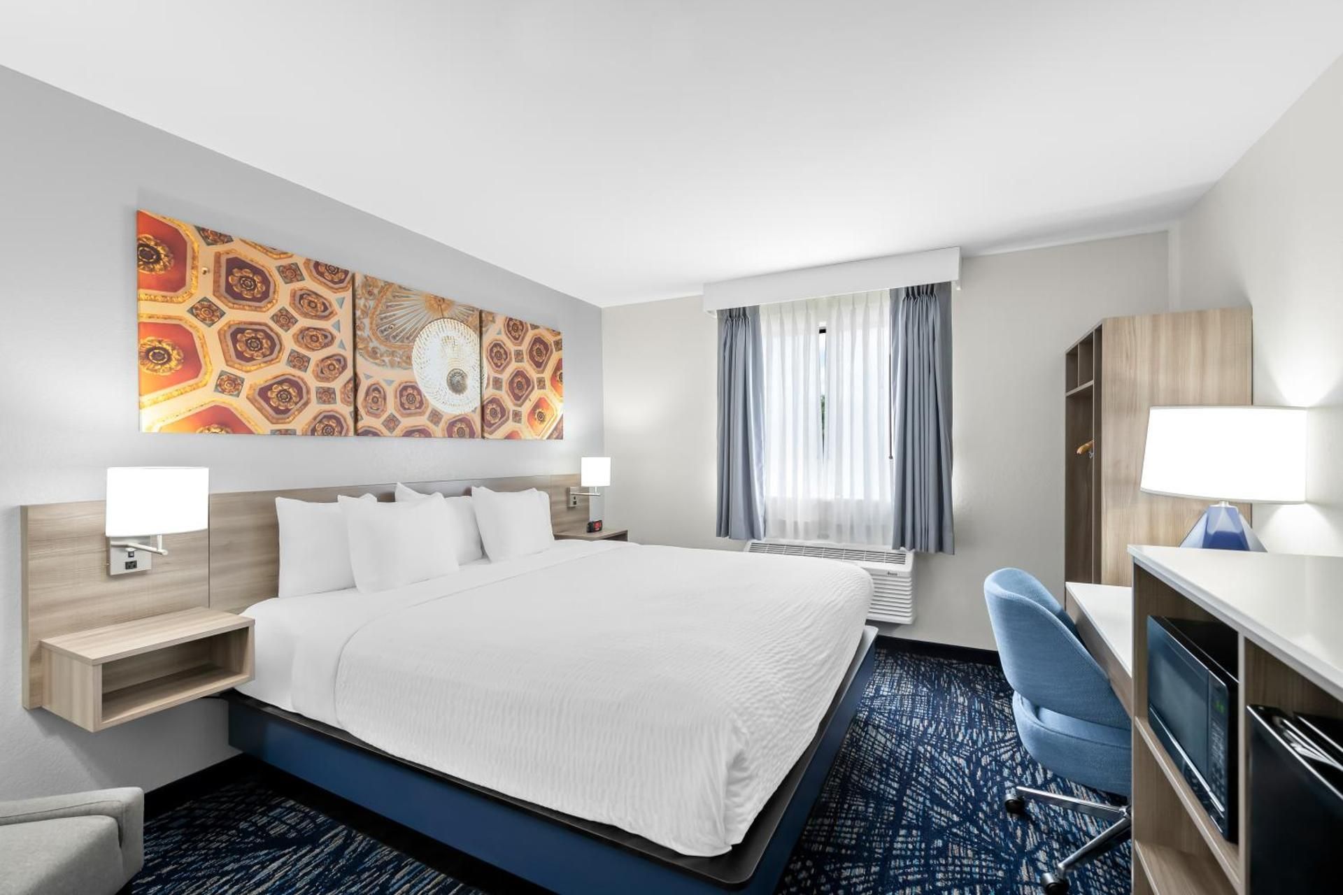 Clarion Pointe 1 King Bed, Nonsmoking 2