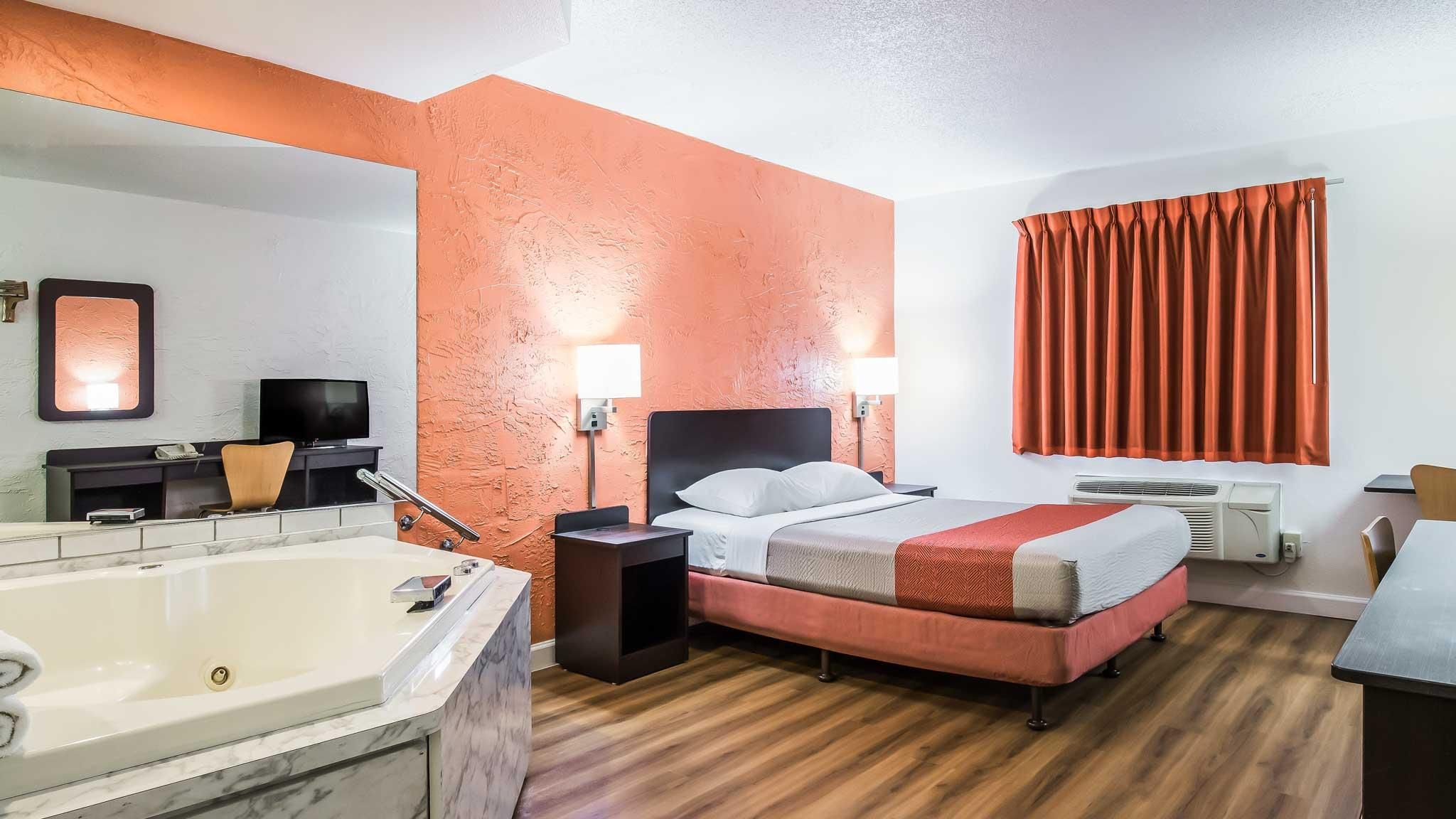 1 Queen Bed - Non-Smoking