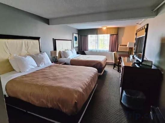 Two-Bedroom Queen Suite with Four Queen Beds - Non-Smoking