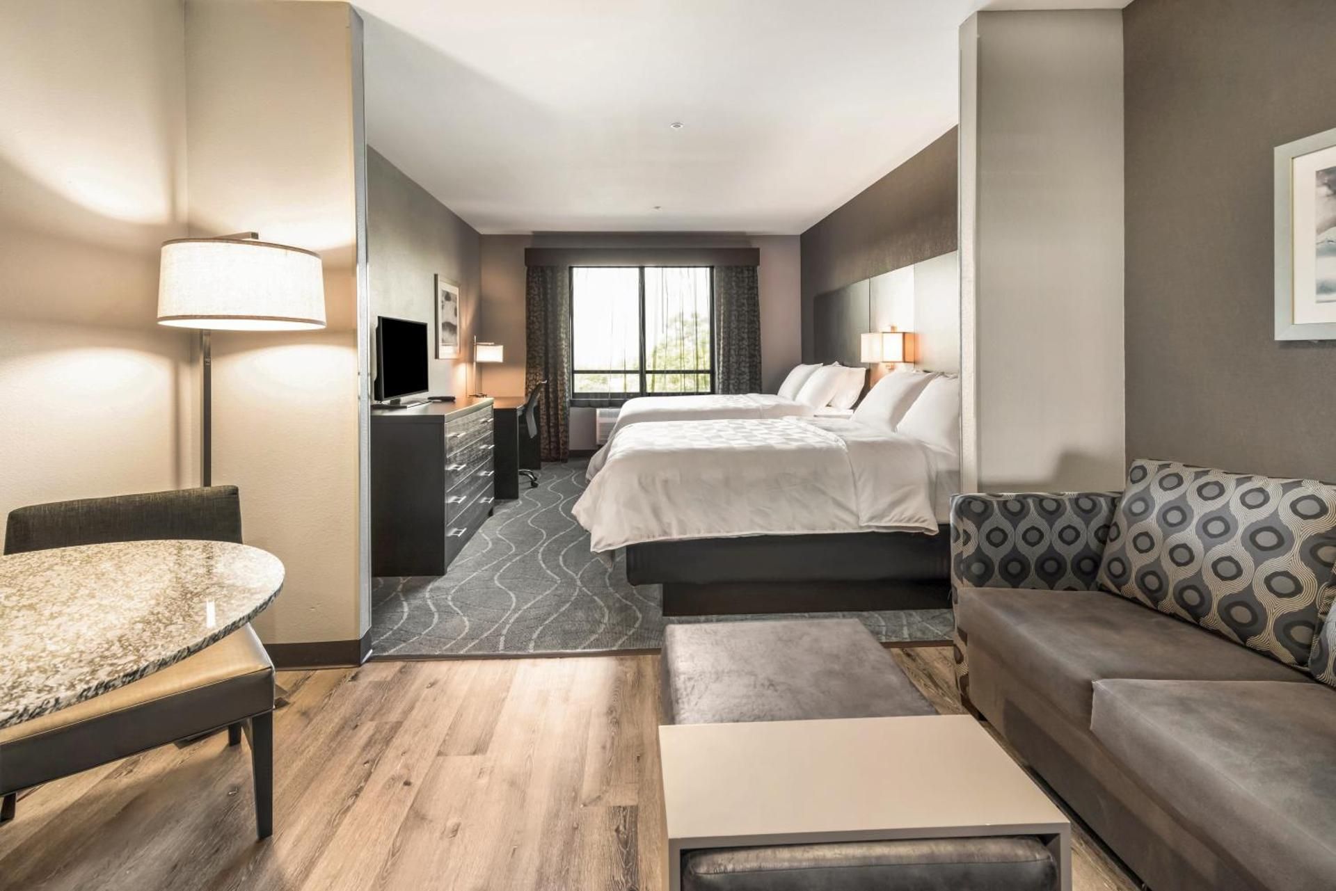 2 Queen Beds Suite