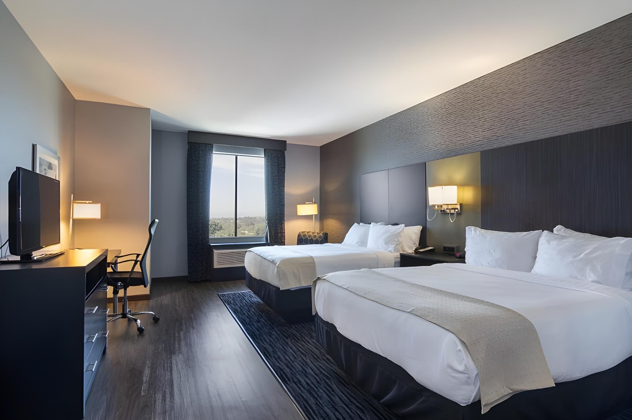 2 Queen Beds Suite Communications Accessible