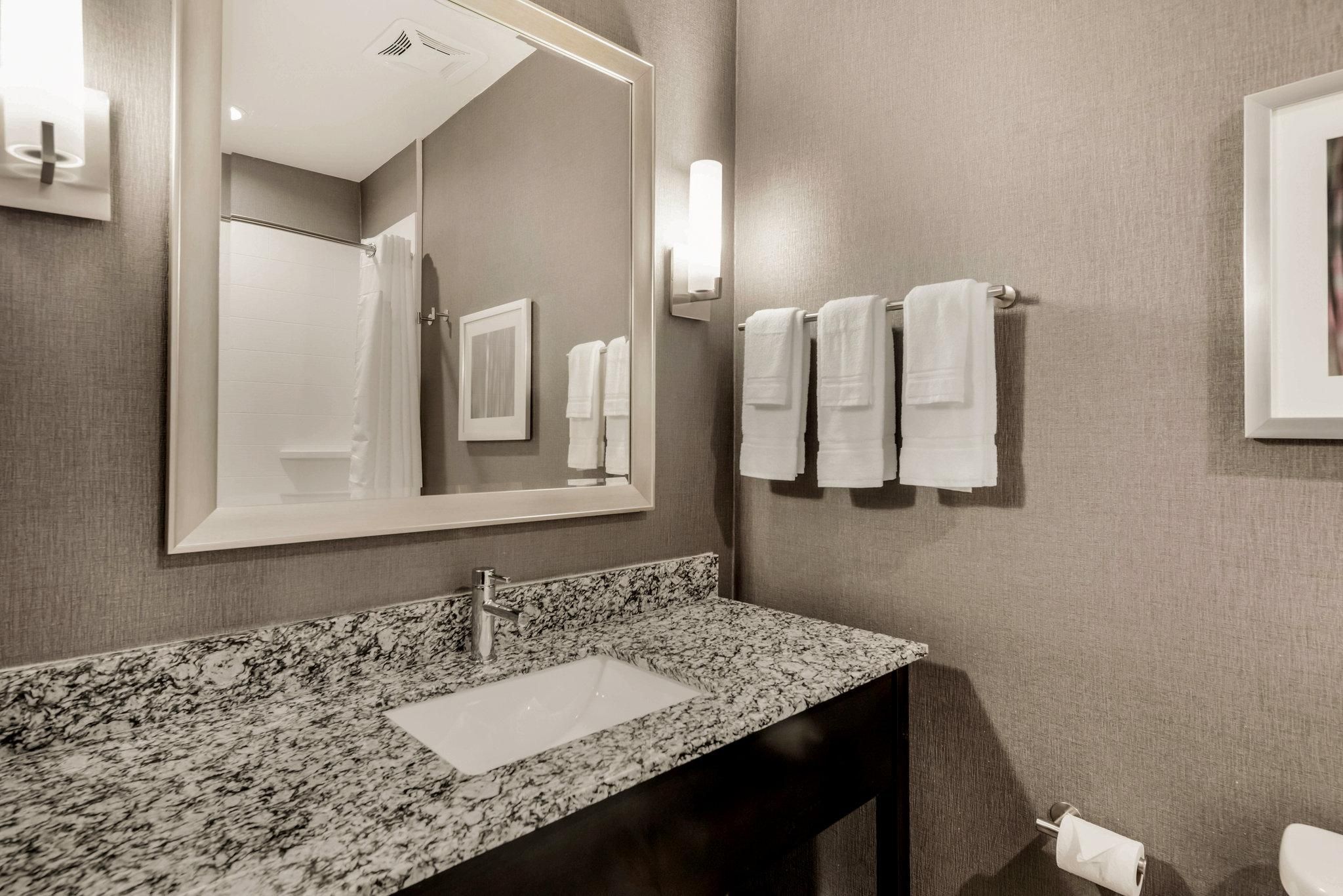 Holiday Inn & Suites Silicon Valley - Milpitas by IHG 2 Queen Beds Suite Comm Access Tub 3