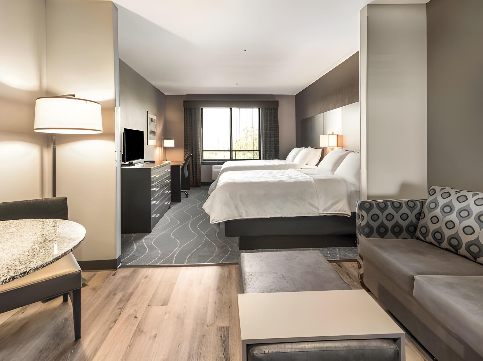 2 Queen Beds Suite Mobility AccessibleTub