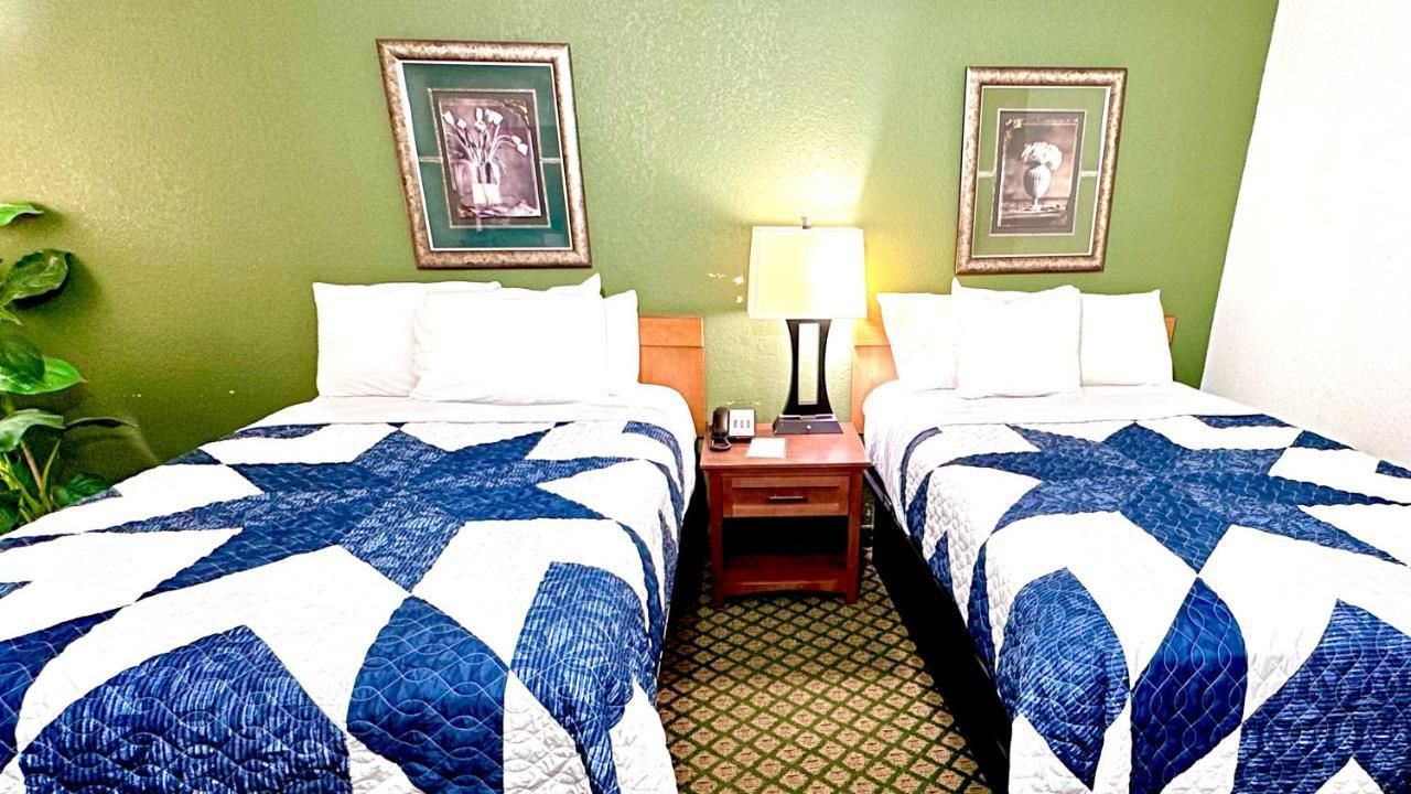 2 Queen Bed Smoking