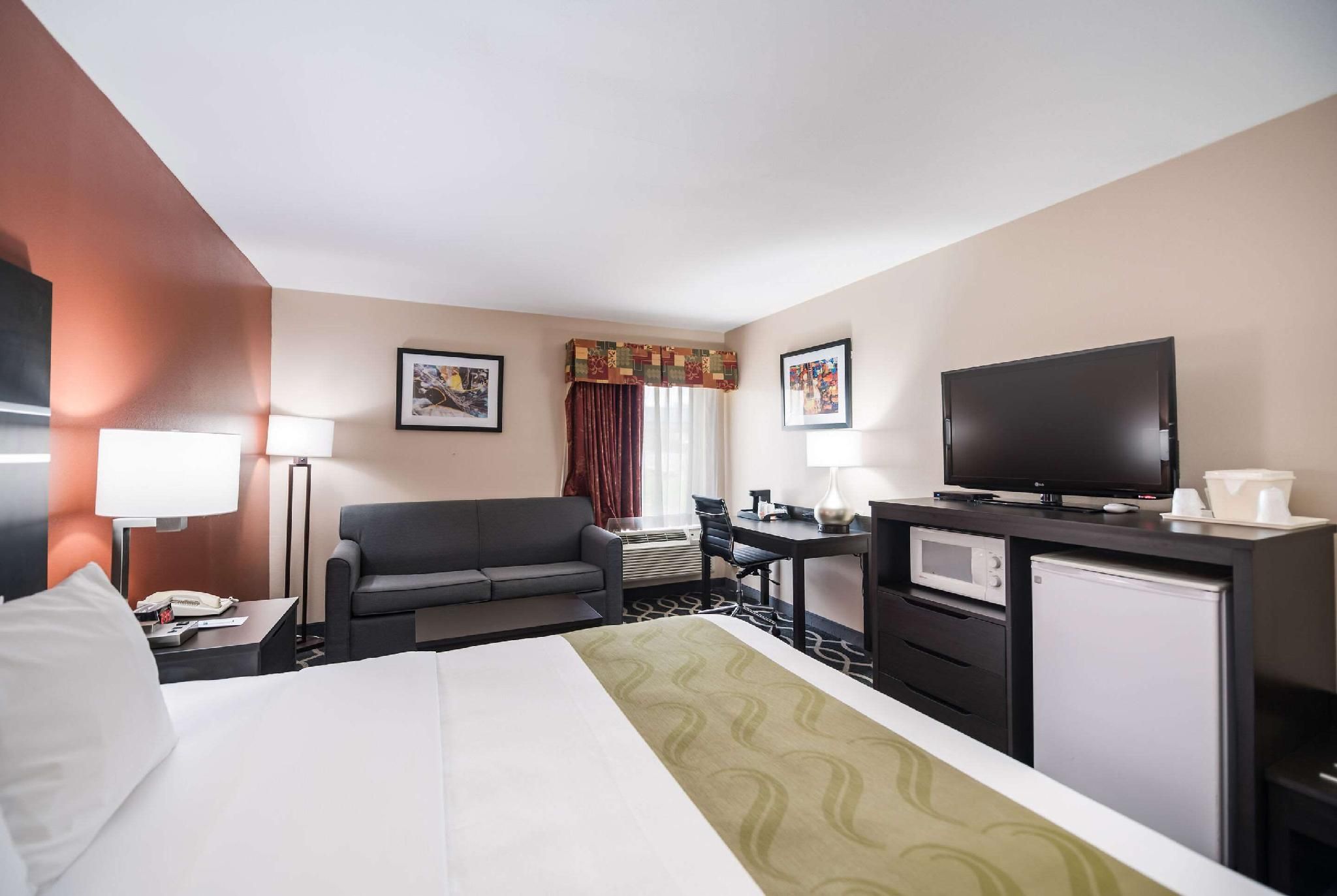 1 King Bed, Nonsmoking, Accessible