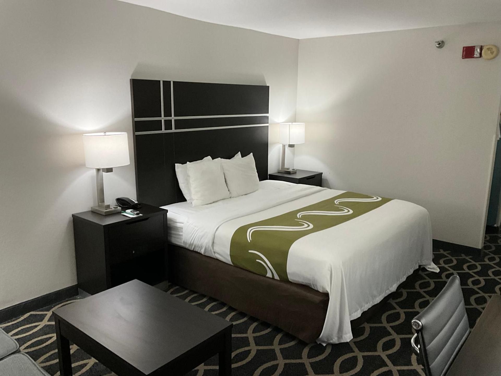 1 King Bed, Suite, Nonsmoking