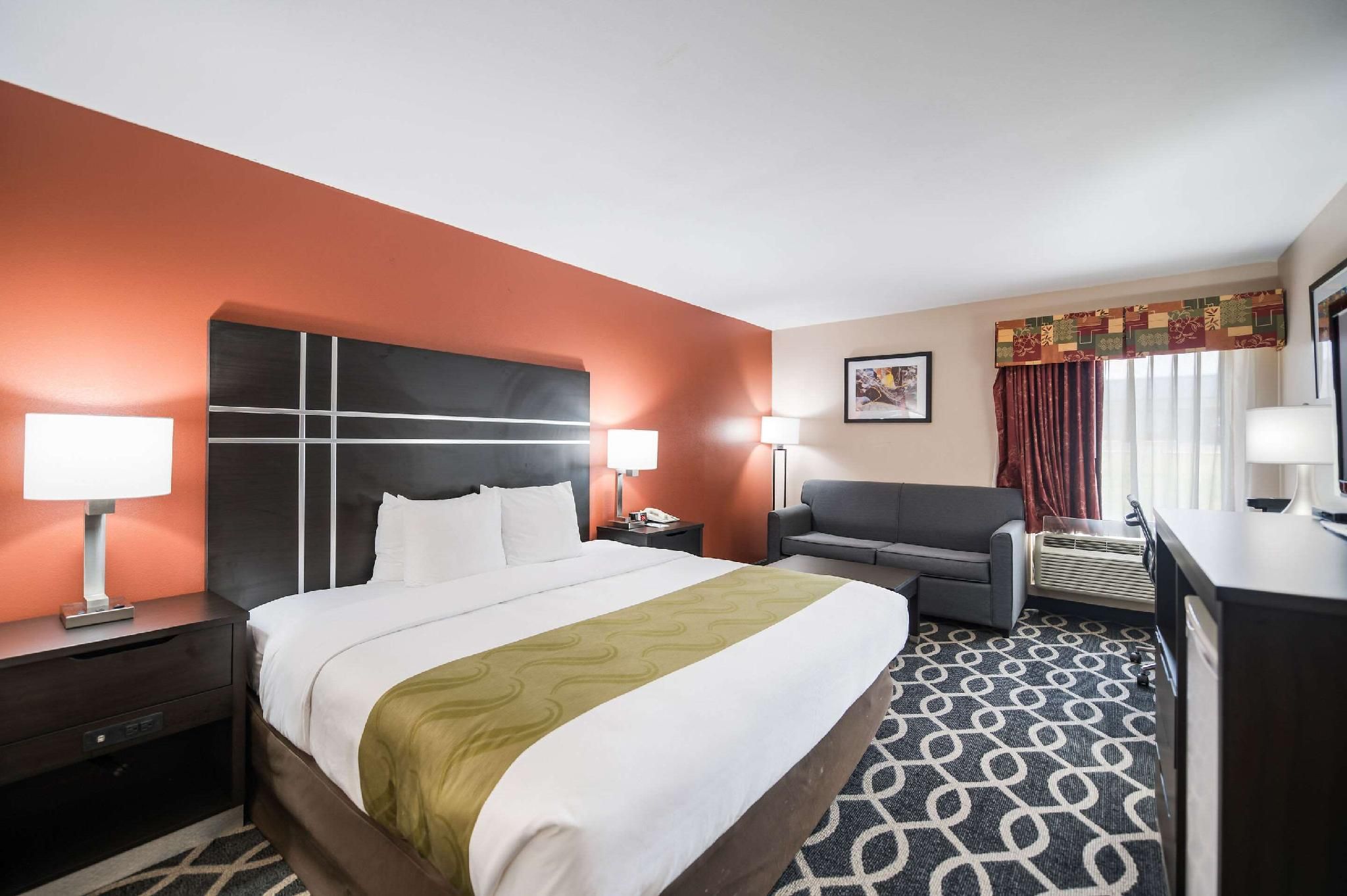 1 King Bed, Nonsmoking, Accessible