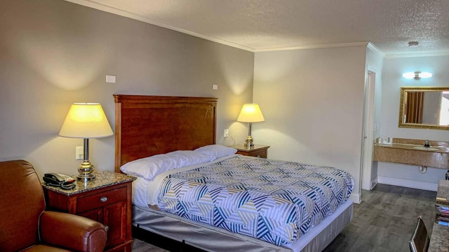 1 King Bed | Non-Smoking, Micfridge