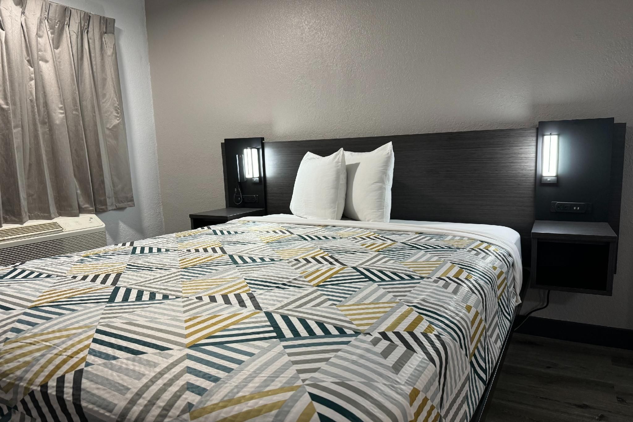 1 King Bed | Mobil Access Tub Nsmk Micfridg