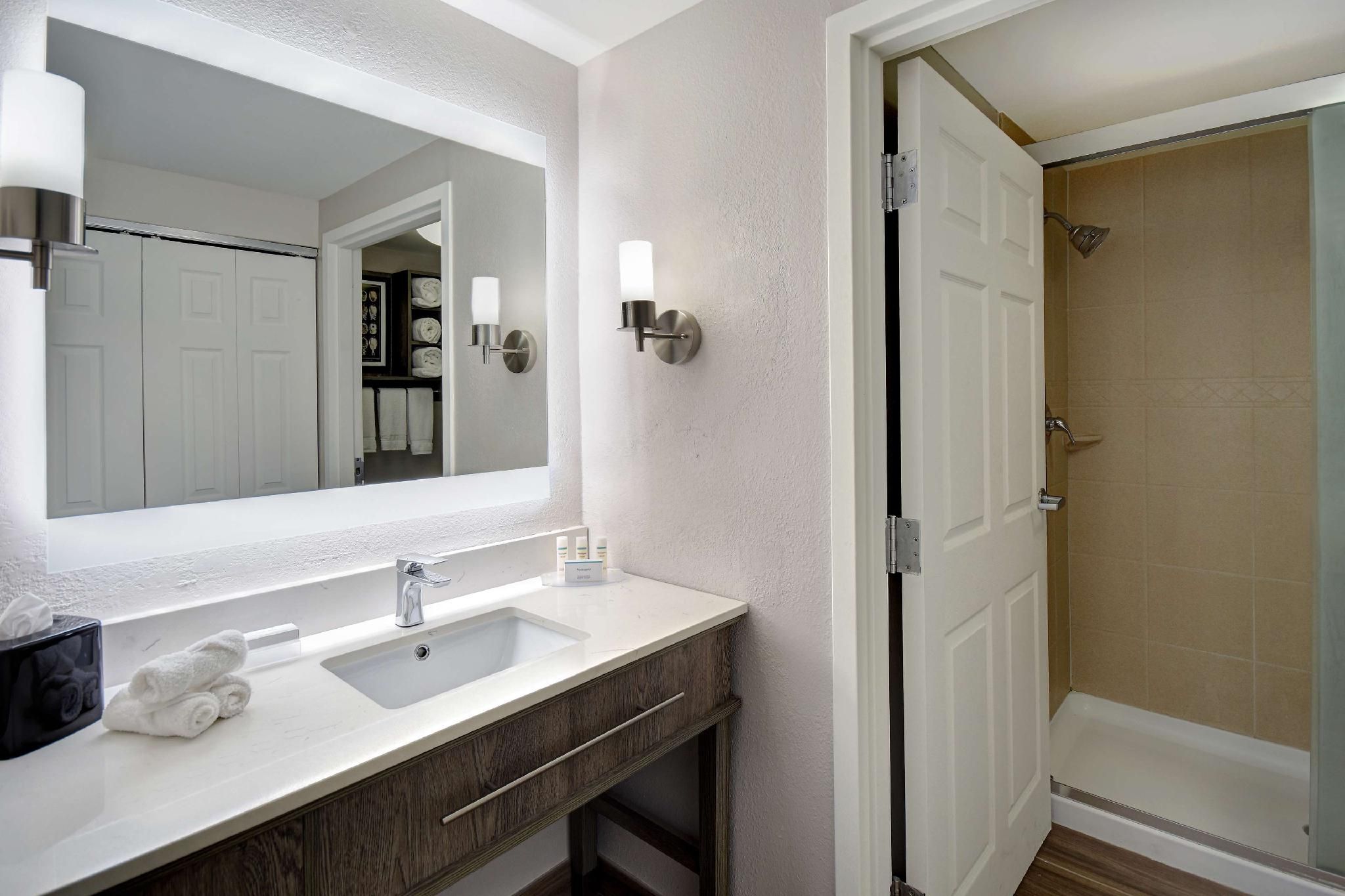 1 KING BED 1 BEDROOM SUITE NONSMOKING
