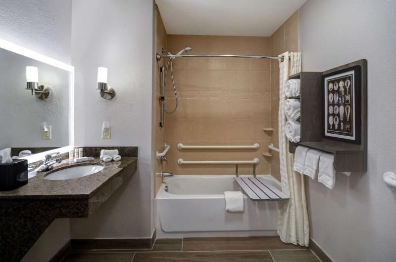 1 KING HEARING ACCESSIBLE STUDIO SUITE NOSMOK