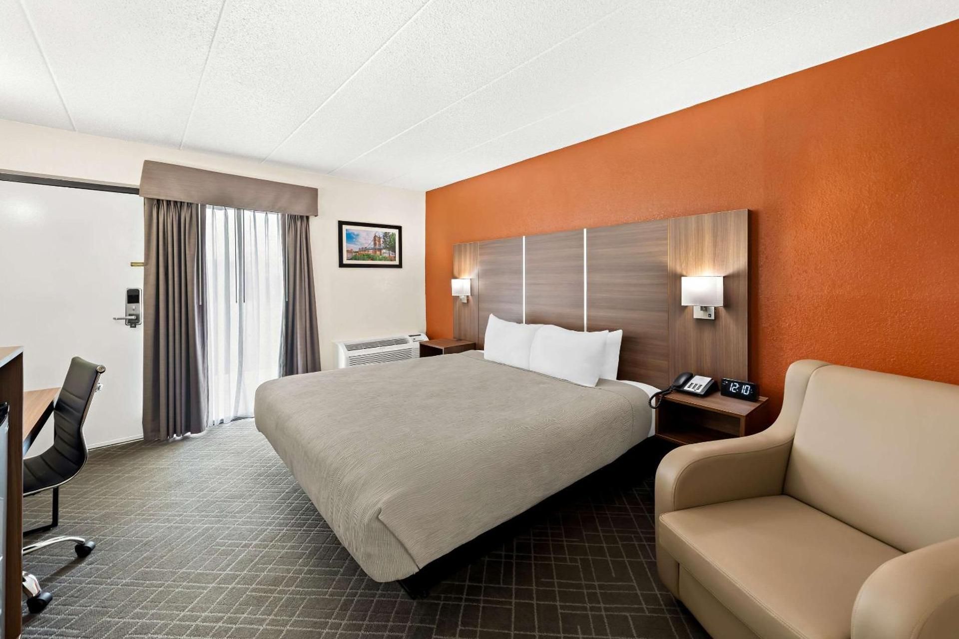 King Room with Roll-In Shower - Accessible/Non-Smoking