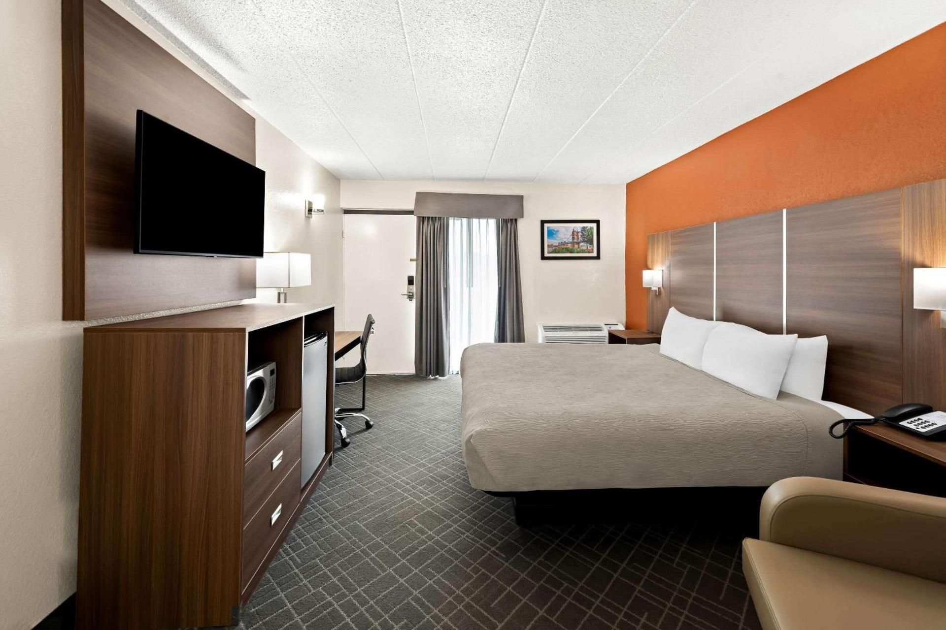 1 King Bed, Nonsmoking