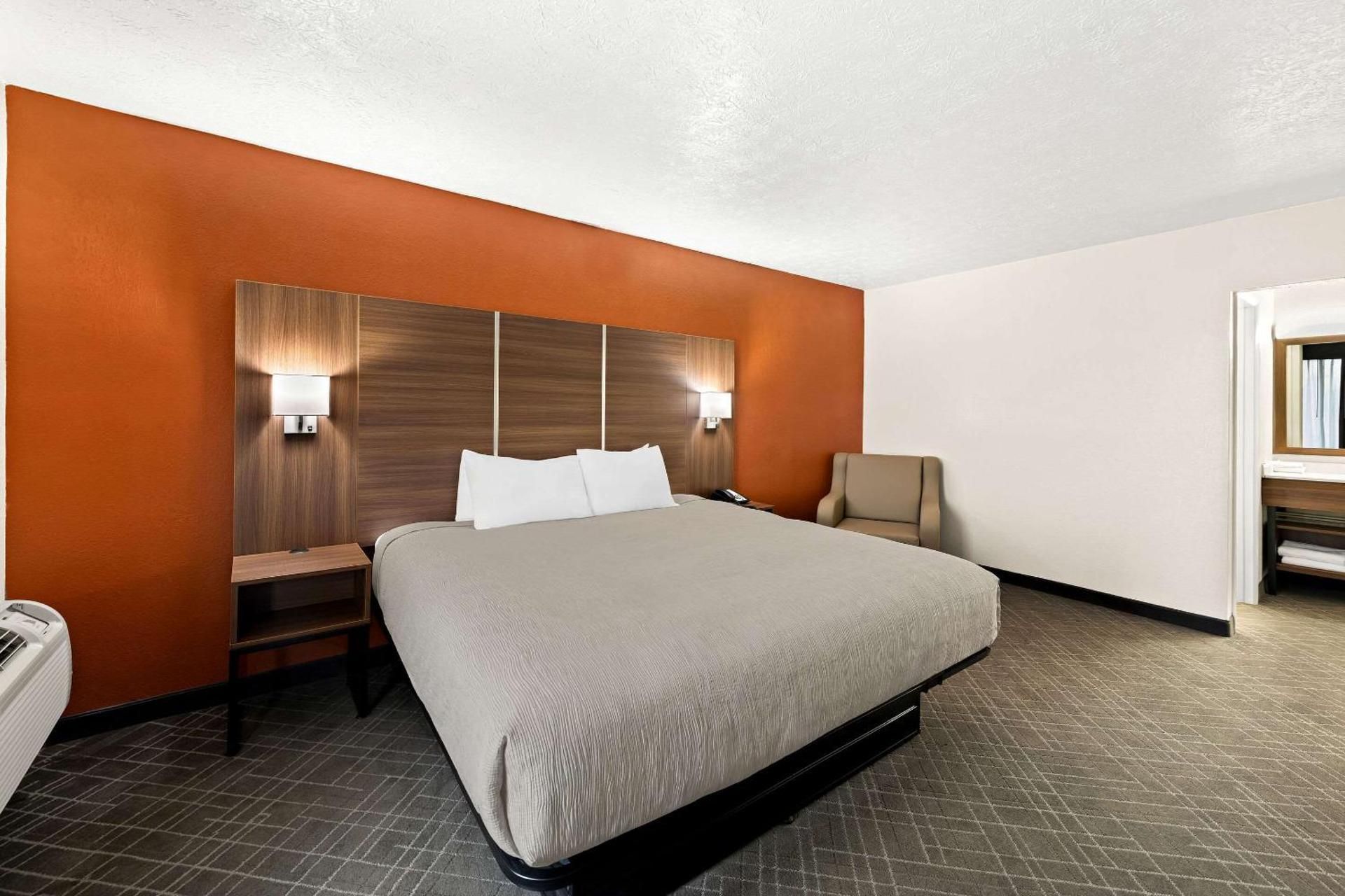 King Room with Roll-In Shower - Accessible/Non-Smoking