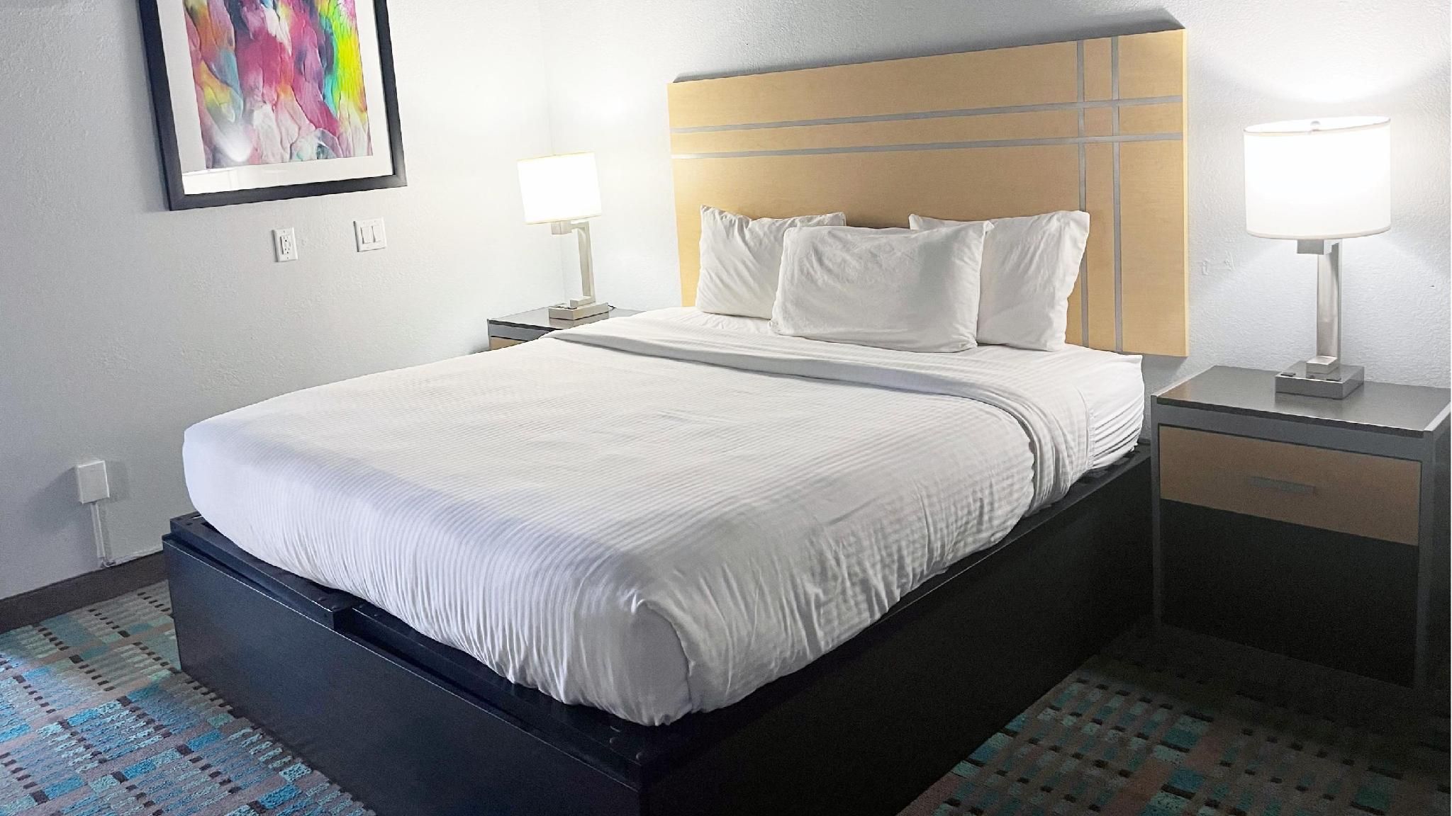 1 King Bed | Non-Smoking, Kitchen