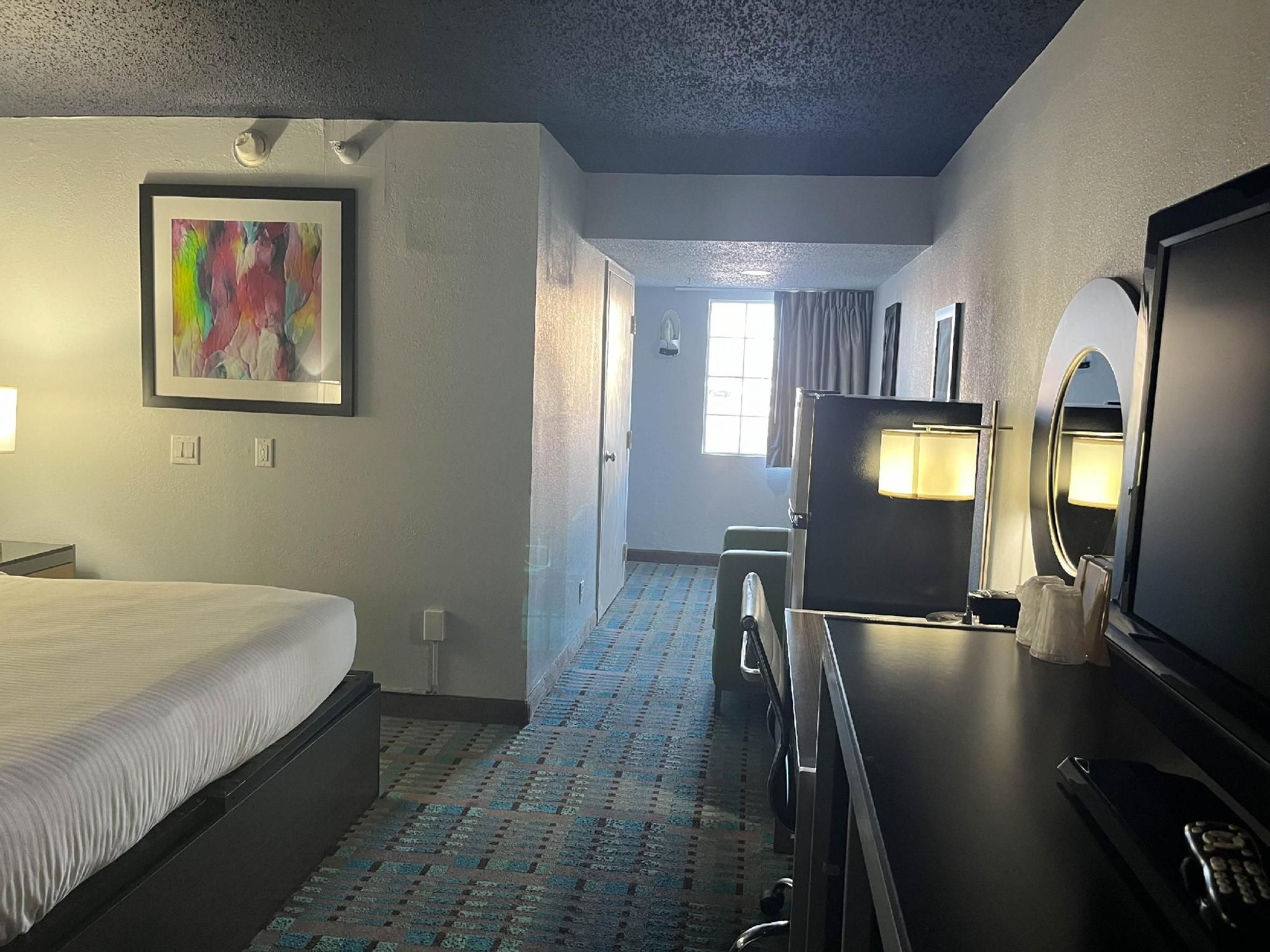 1 King Bed | Non-Smoking, Kitchen