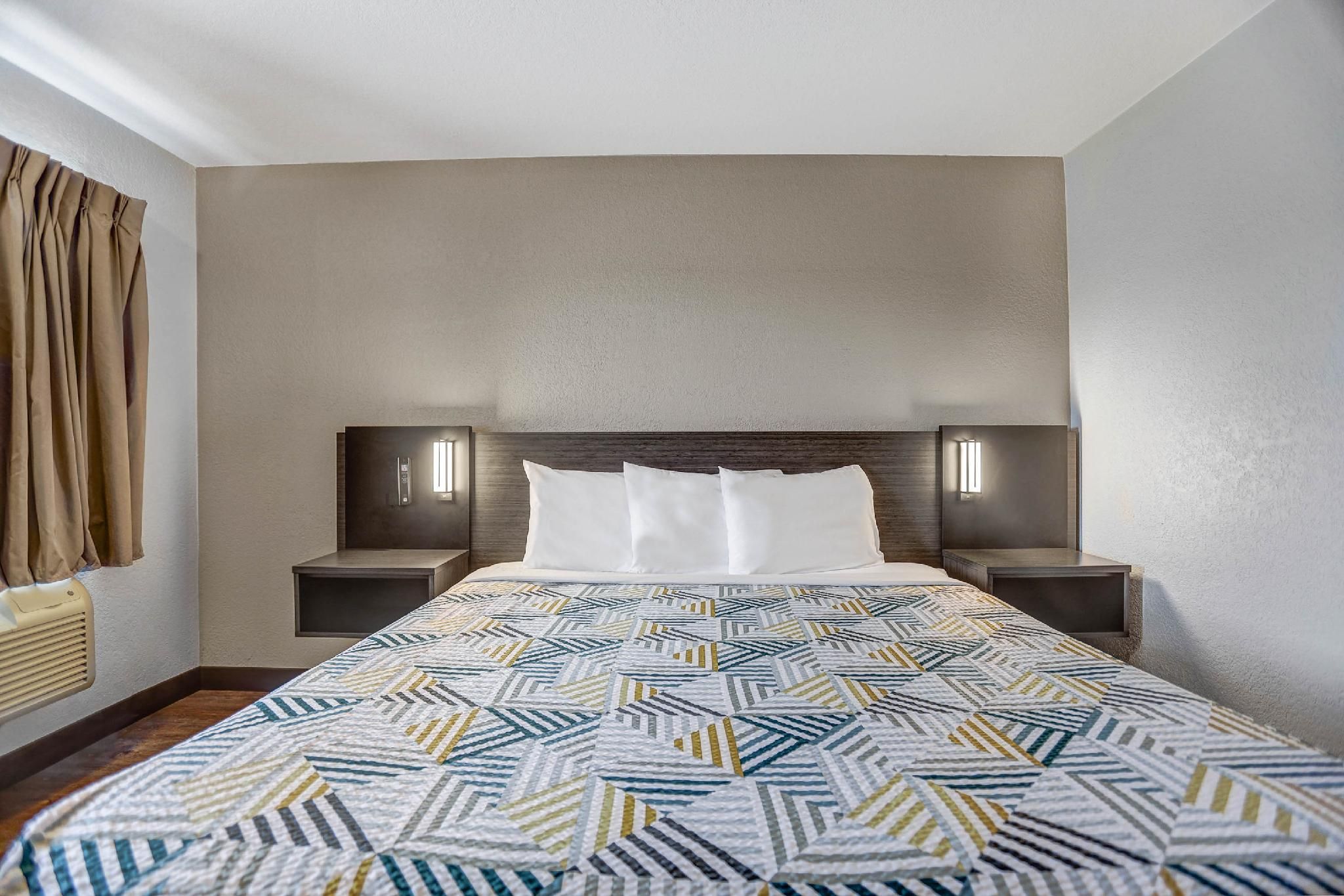 1 Queen Bed | ADA/RI Shower