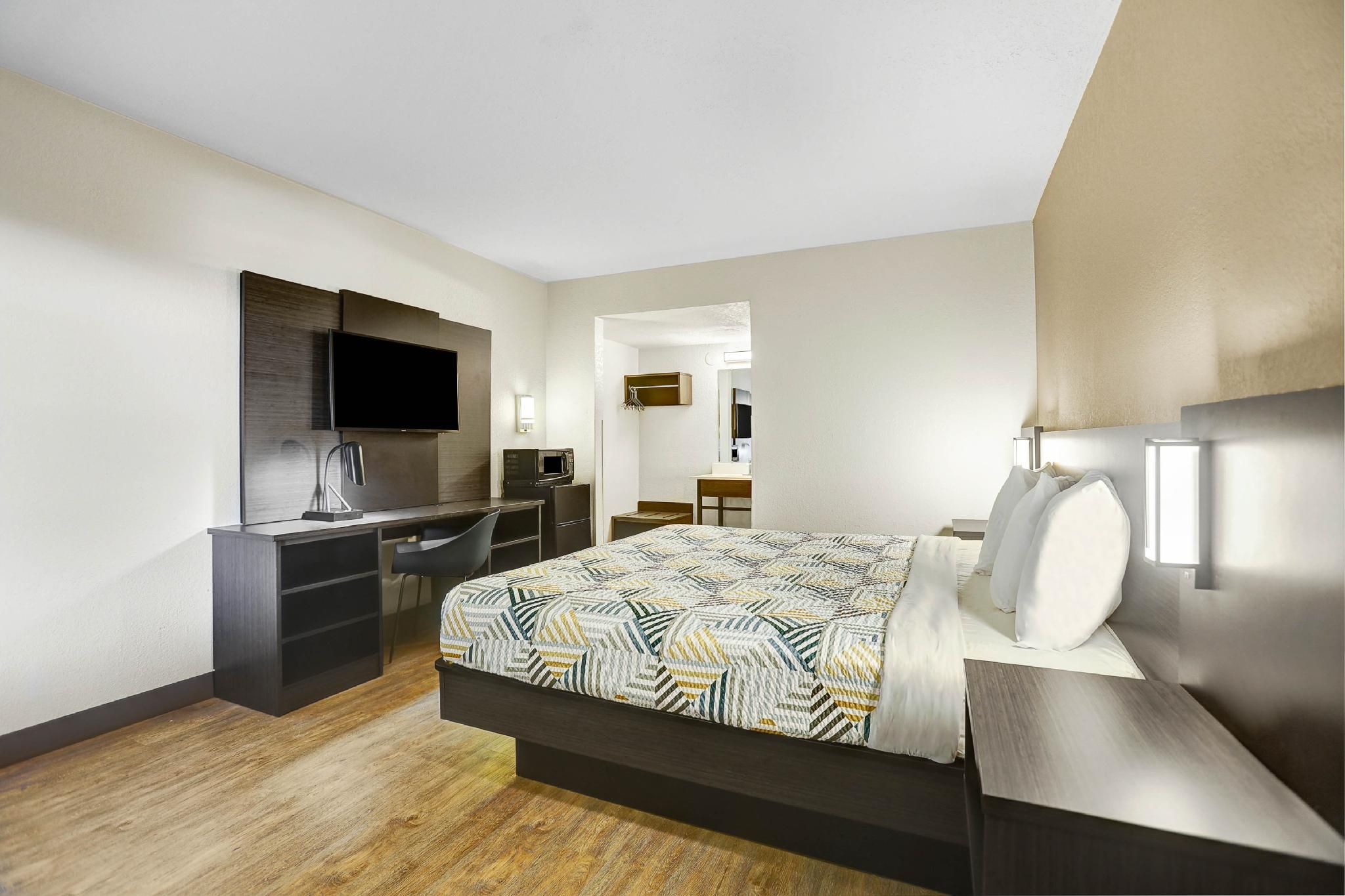 1 Queen Bed | ADA/Tub/Micfridge