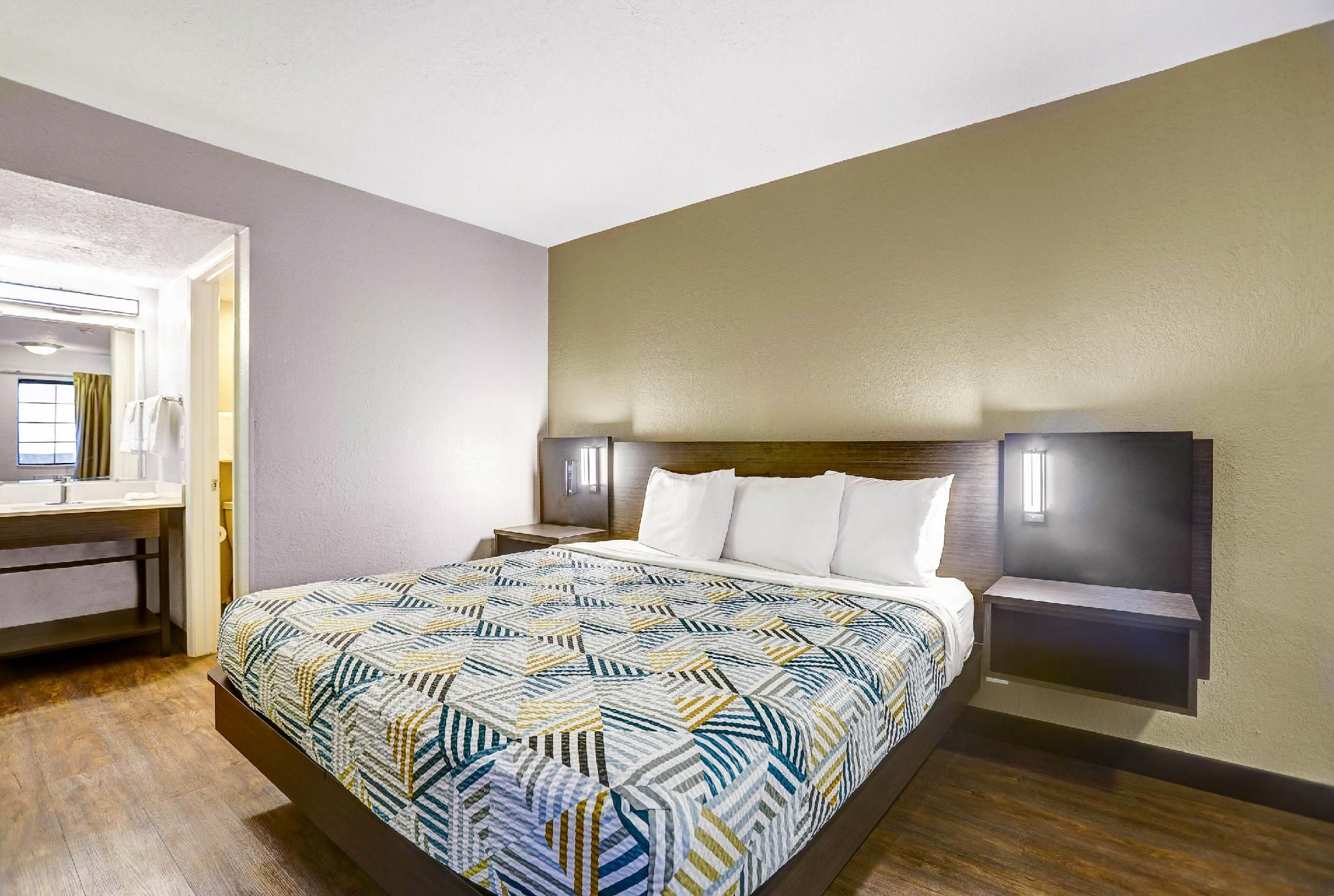 1 Queen Bed | ADA/Tub/Micfridge