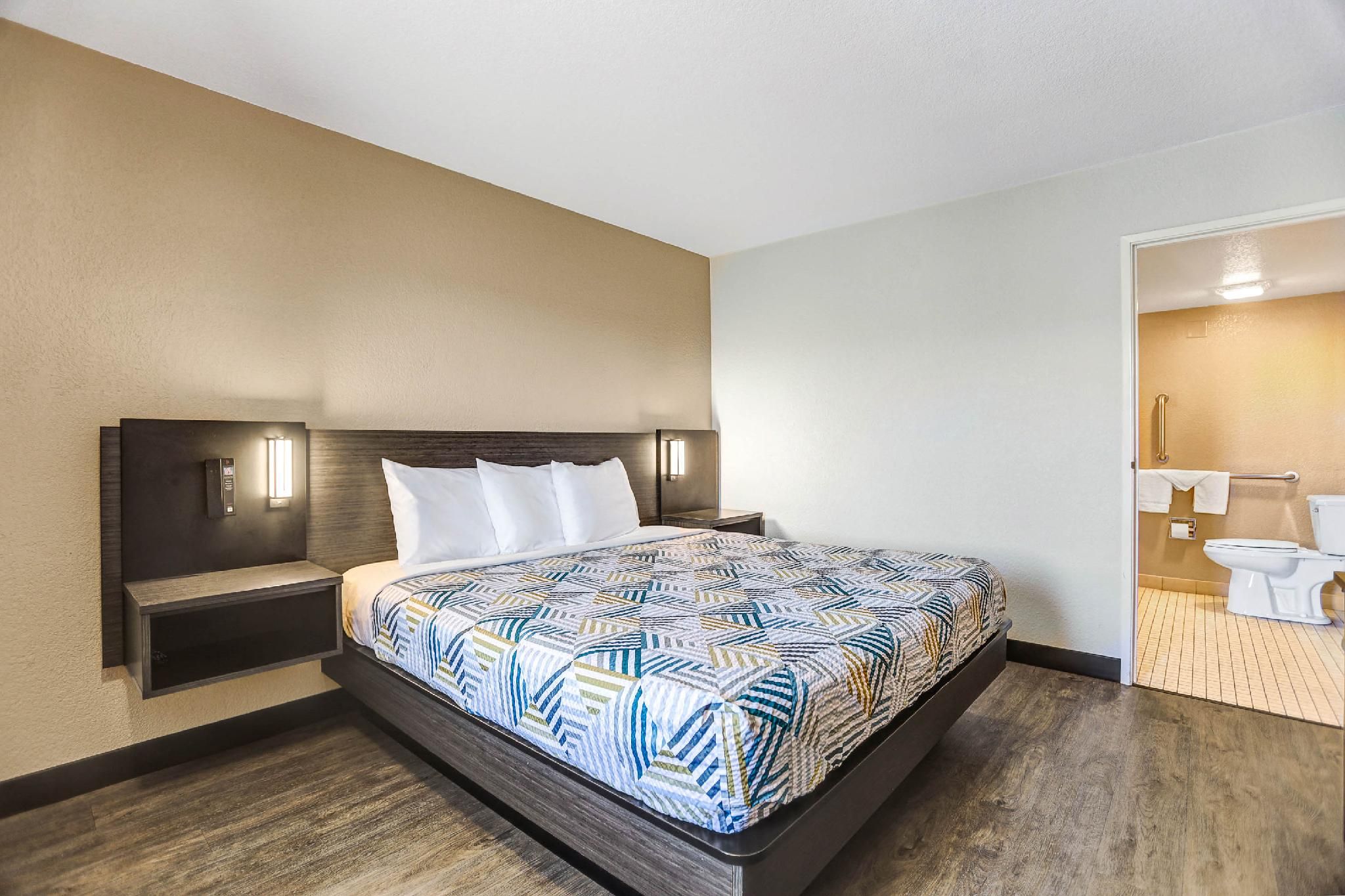 1 Queen Bed | ADA/RI Shower