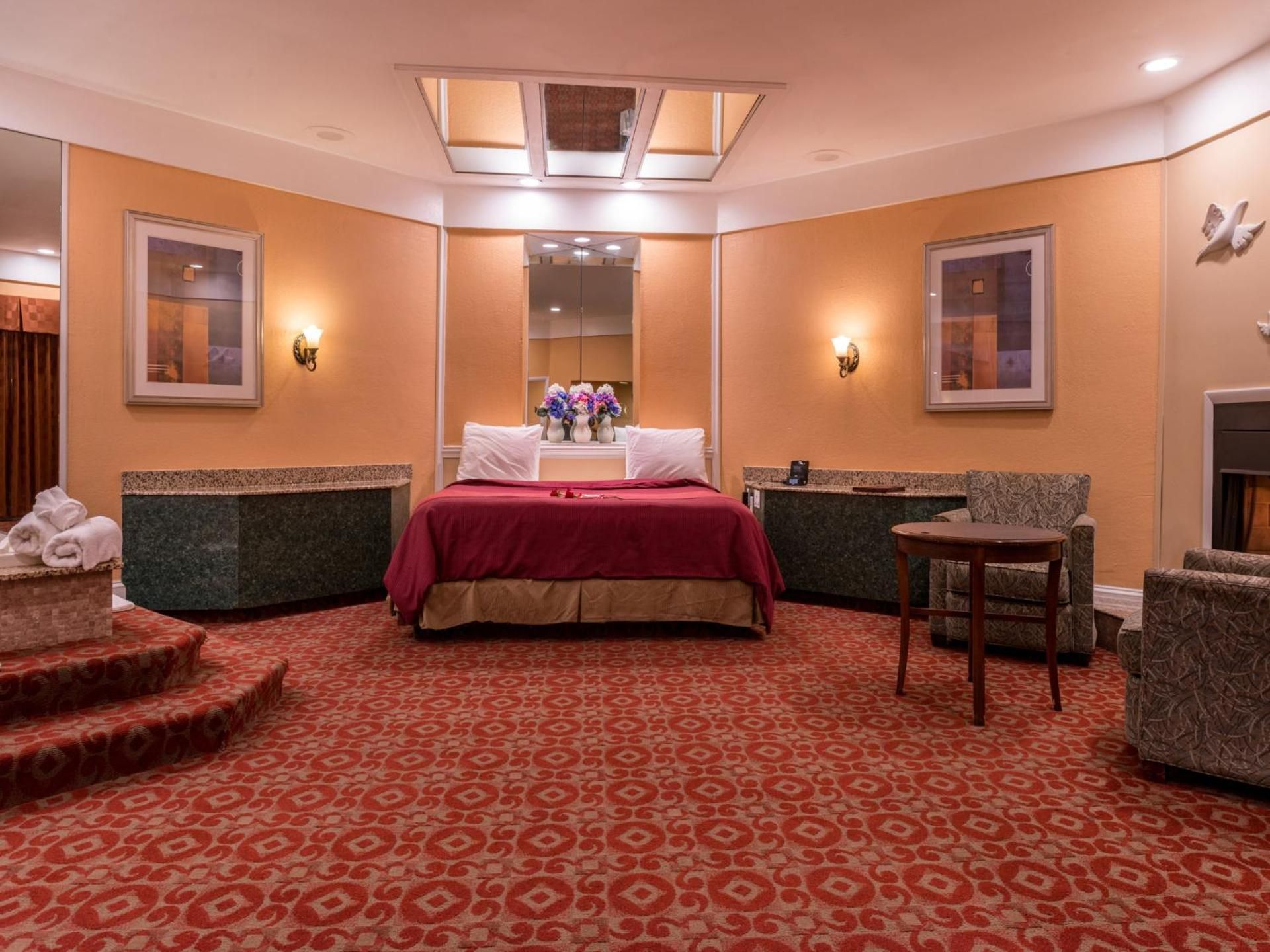 Deluxe King Suite with Jacuzzi and fireplace