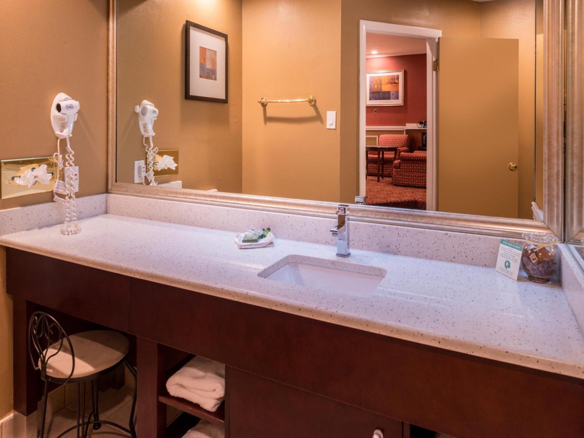 Honeymoon King Suite with Jacuzzi and Fireplace