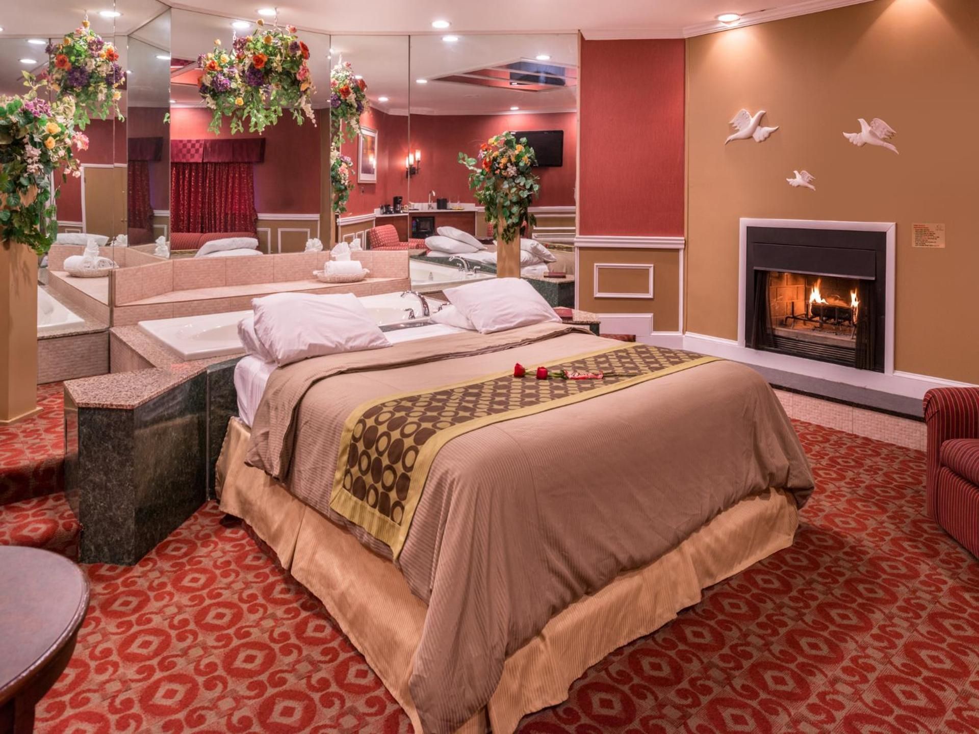 Honeymoon King Suite with Jacuzzi and Fireplace