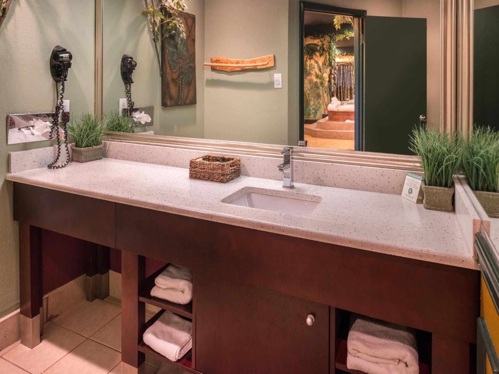 Grand King Suite with Jacuzzi and Fireplace