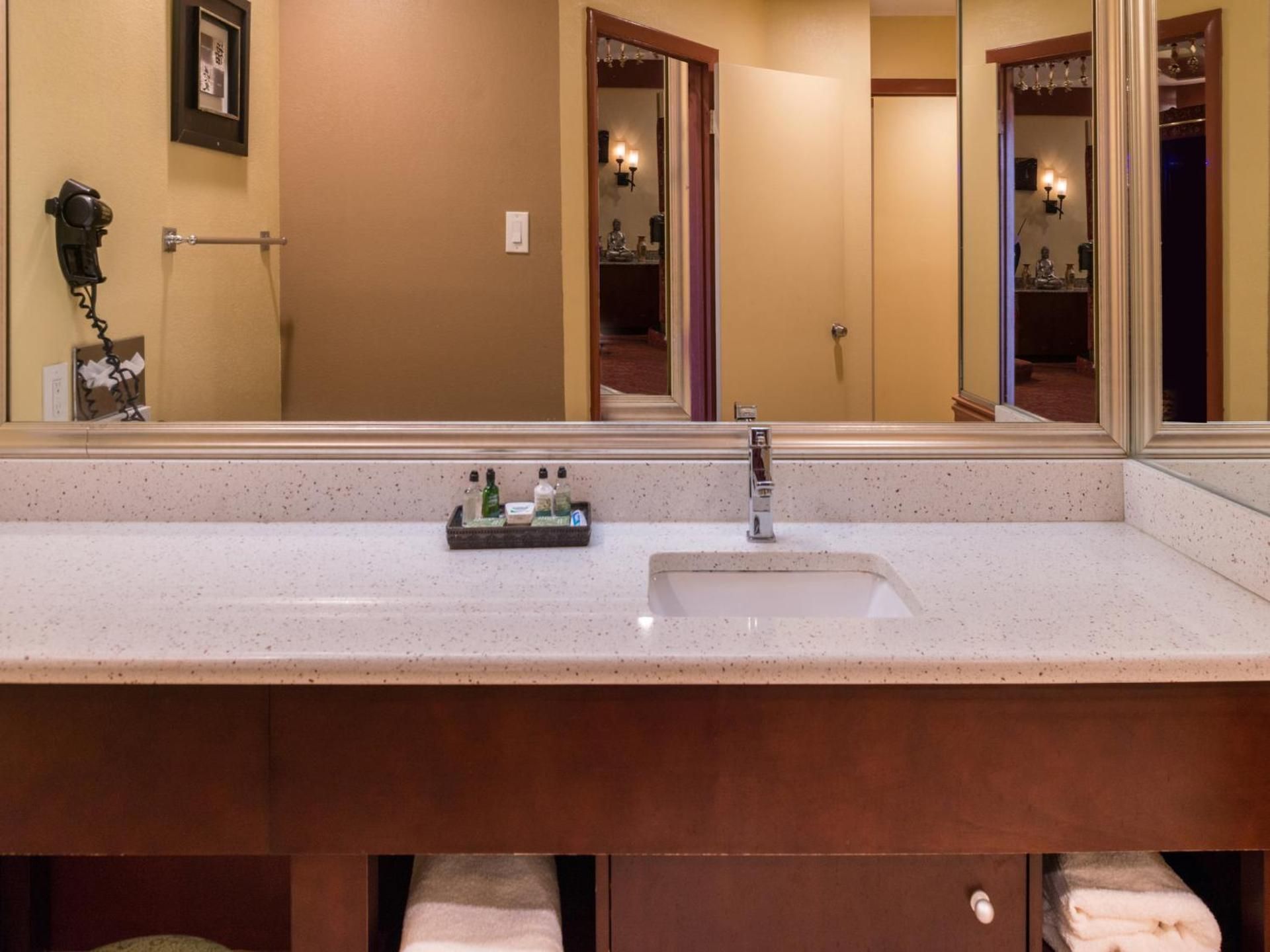 Luxury King Suite with Jacuzzi and Fireplace