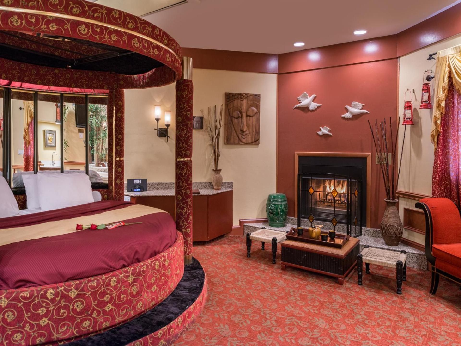 Luxury King Suite with Jacuzzi and Fireplace