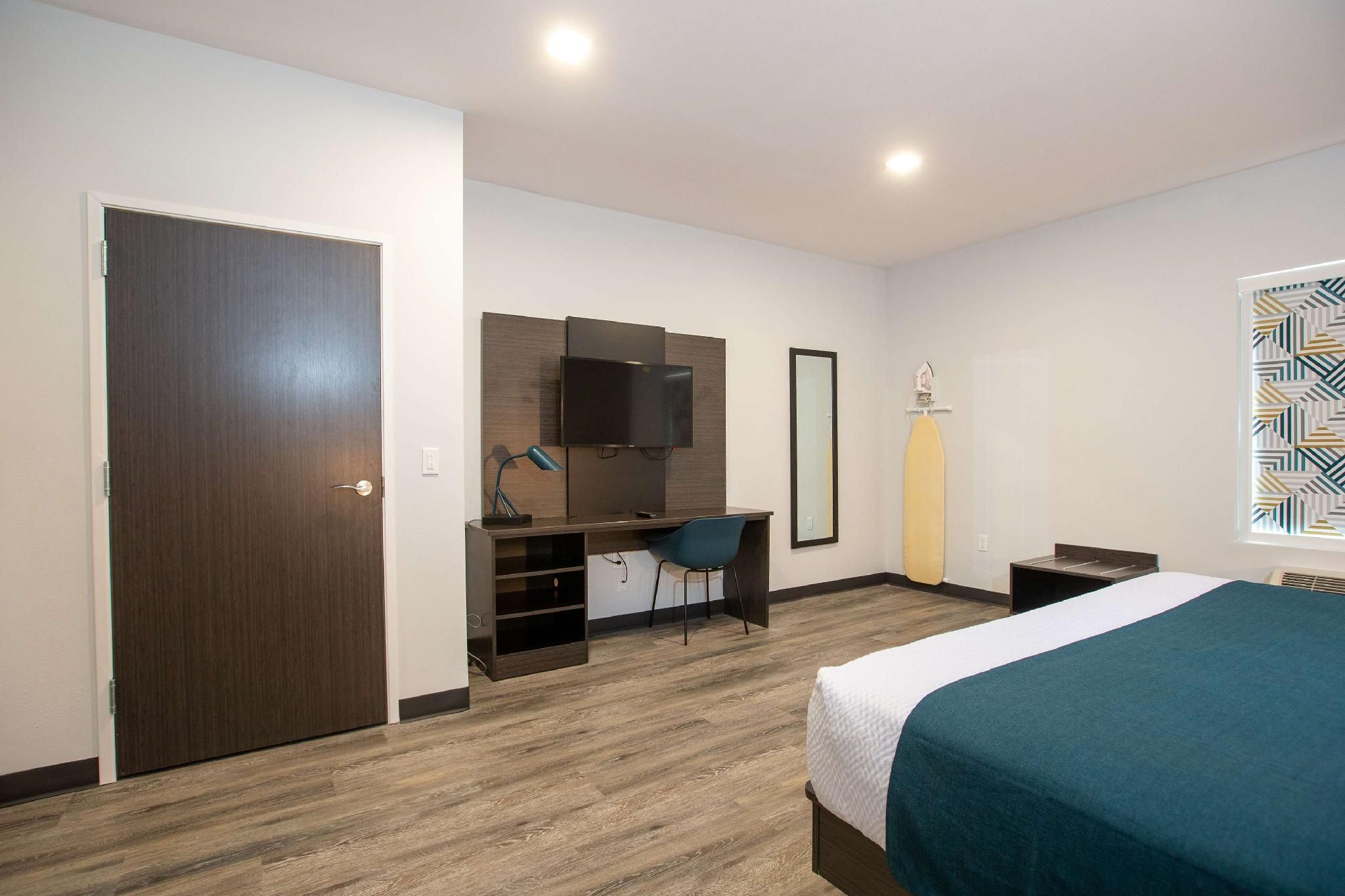 1 King Bed | Non-Smoking, Kitchen