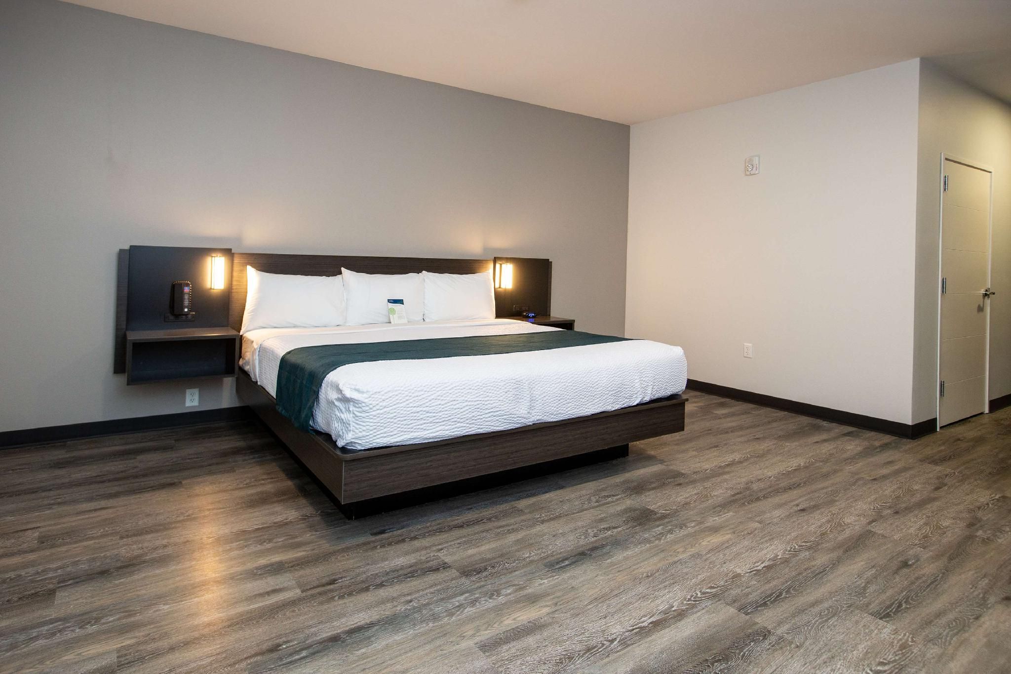 1 King Bed | Mobil Access Tub Nsmk Kitchen