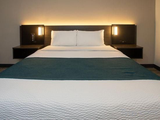 1 Queen Bed | Mob Acc RI Shwr Nsmk Minifridg