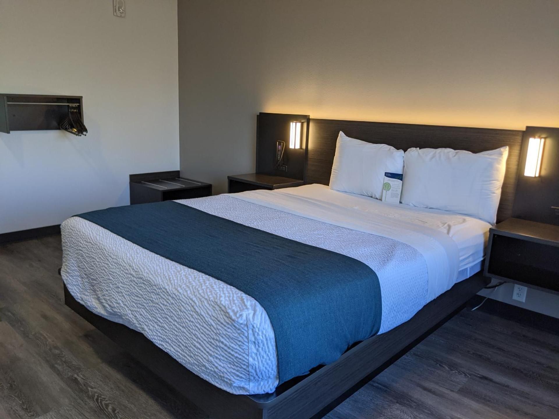 1 Queen Bed | Mob Acc RI Shwr Nsmk Minifridg