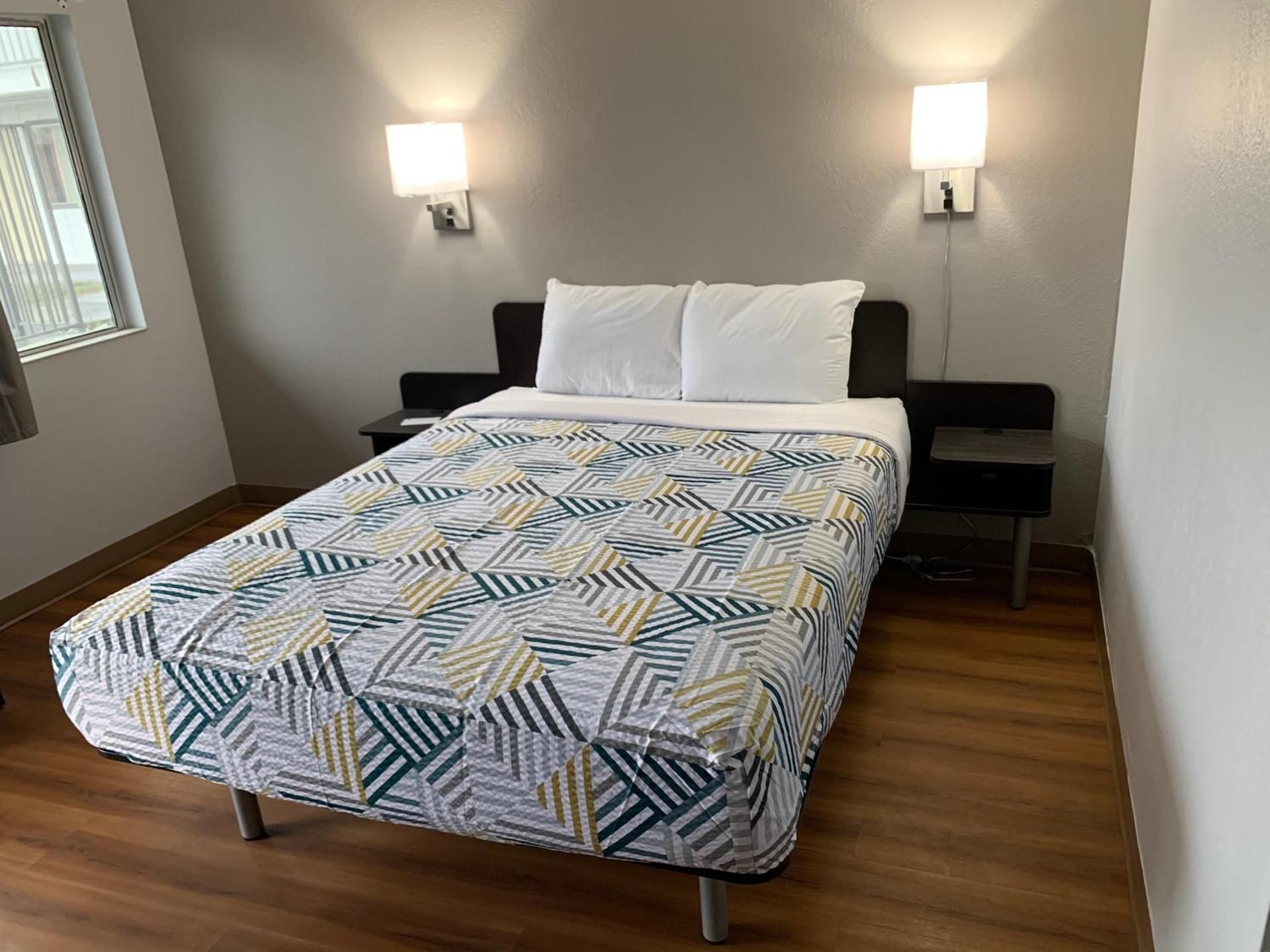 1 QUEEN BED | NON-SMOKING