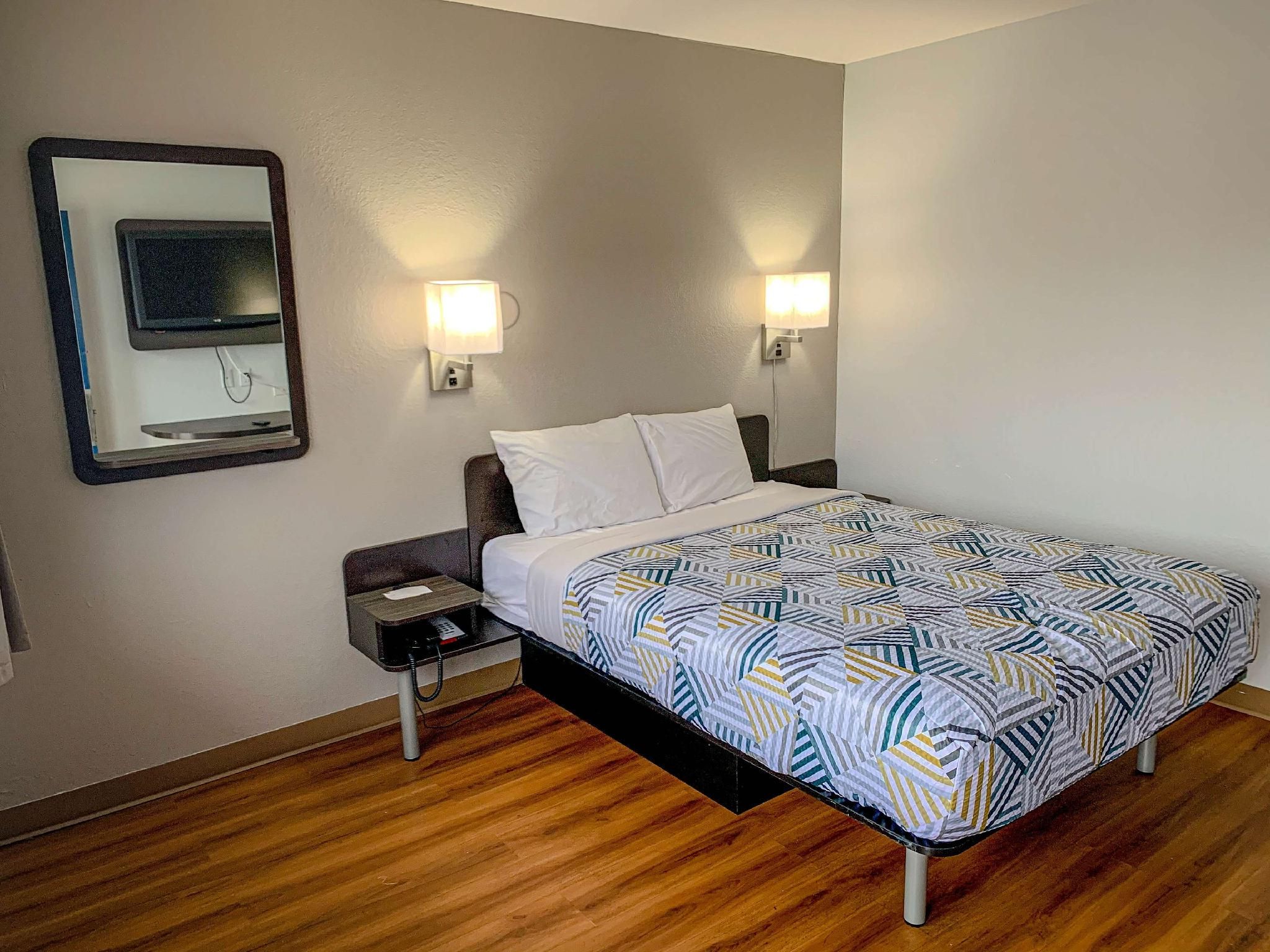 1 QUEEN BED | SMOKING