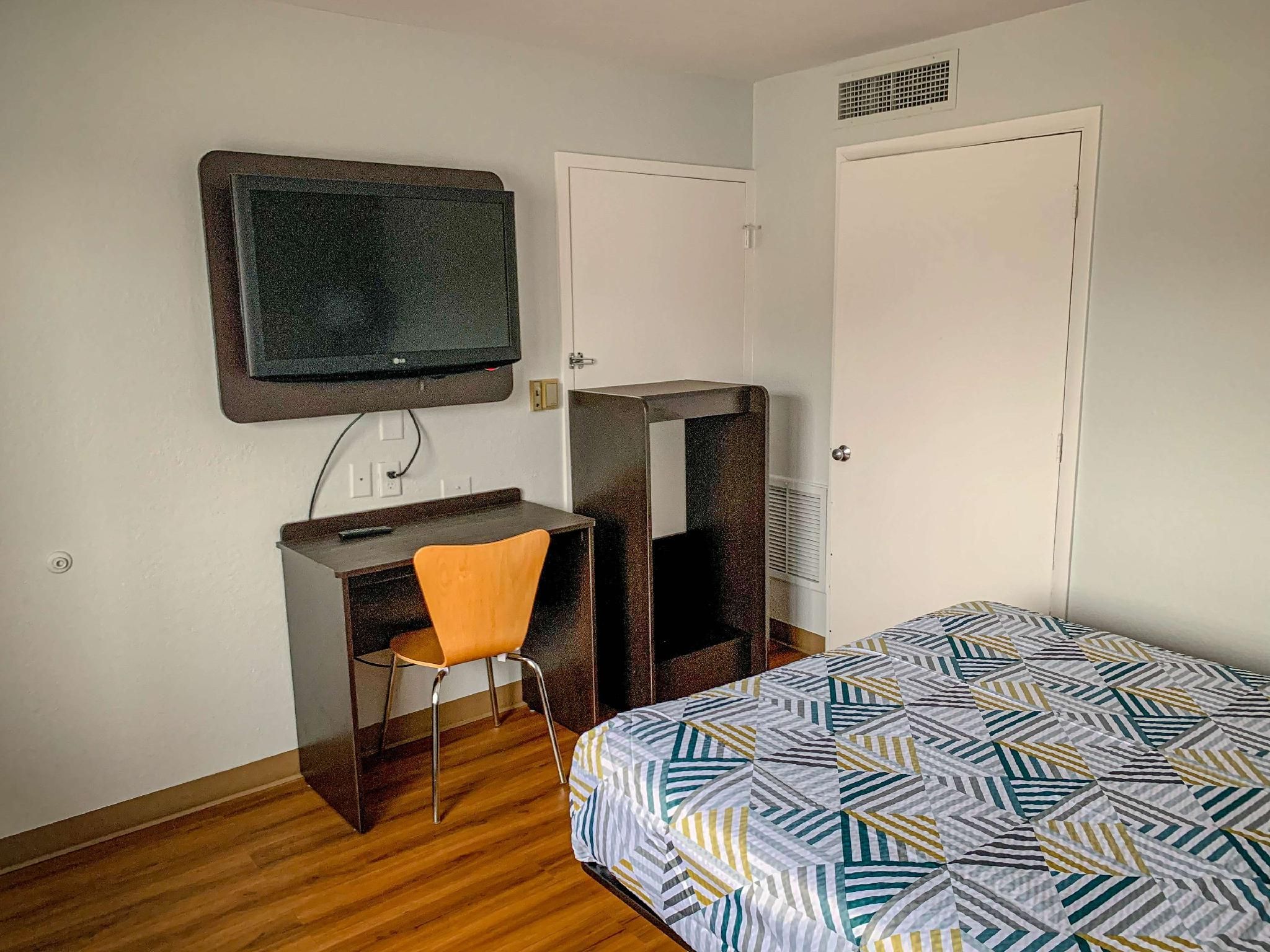 2 Full Beds | Smoking