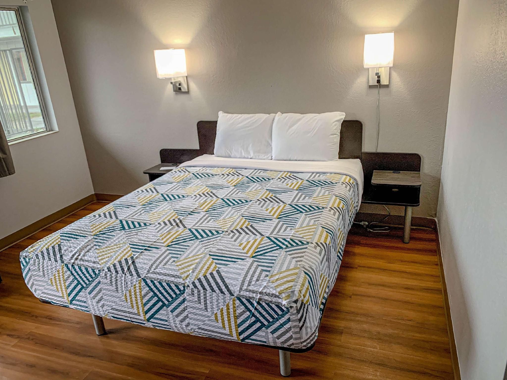 1 QUEEN BED | SMOKING