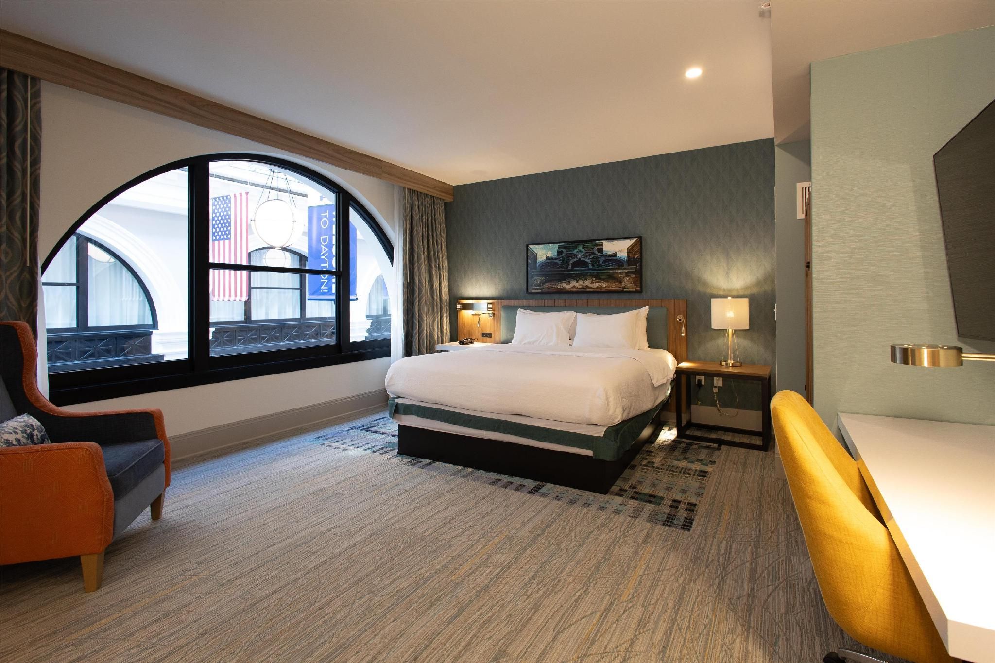1 King Bed Arcade View