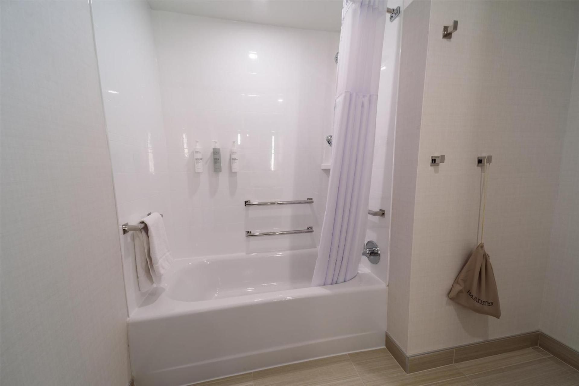 2 Queen Jr Suite Mobility Accessible W/ Tub